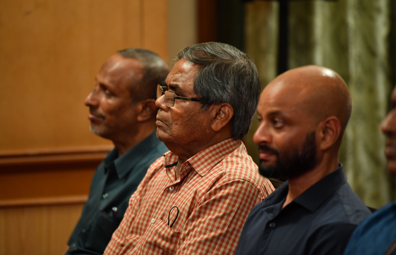 އުމަރު ޒާހިރާ ގުޅޭ ގޮތުން ކުރީގެ ރައީސް މައުމޫން އަބްދުލްގައްޔޫމުގެ ފައުންޑޭޝަނުން އިސްވެ ތައްޔާރުކުރި ފޮތެއް ނެރުމަށް ބޭއްވި ޖަލްސާގައި، ފާރިސް މައުމޫންގެ އިތުރުން އެހެން ބައެއް ބޭފުޅުން ބައިވެރިވެ ވަޑައިގަންނަވަނީ.---ފޮޓޯ: ރައީސް އޮފީސް