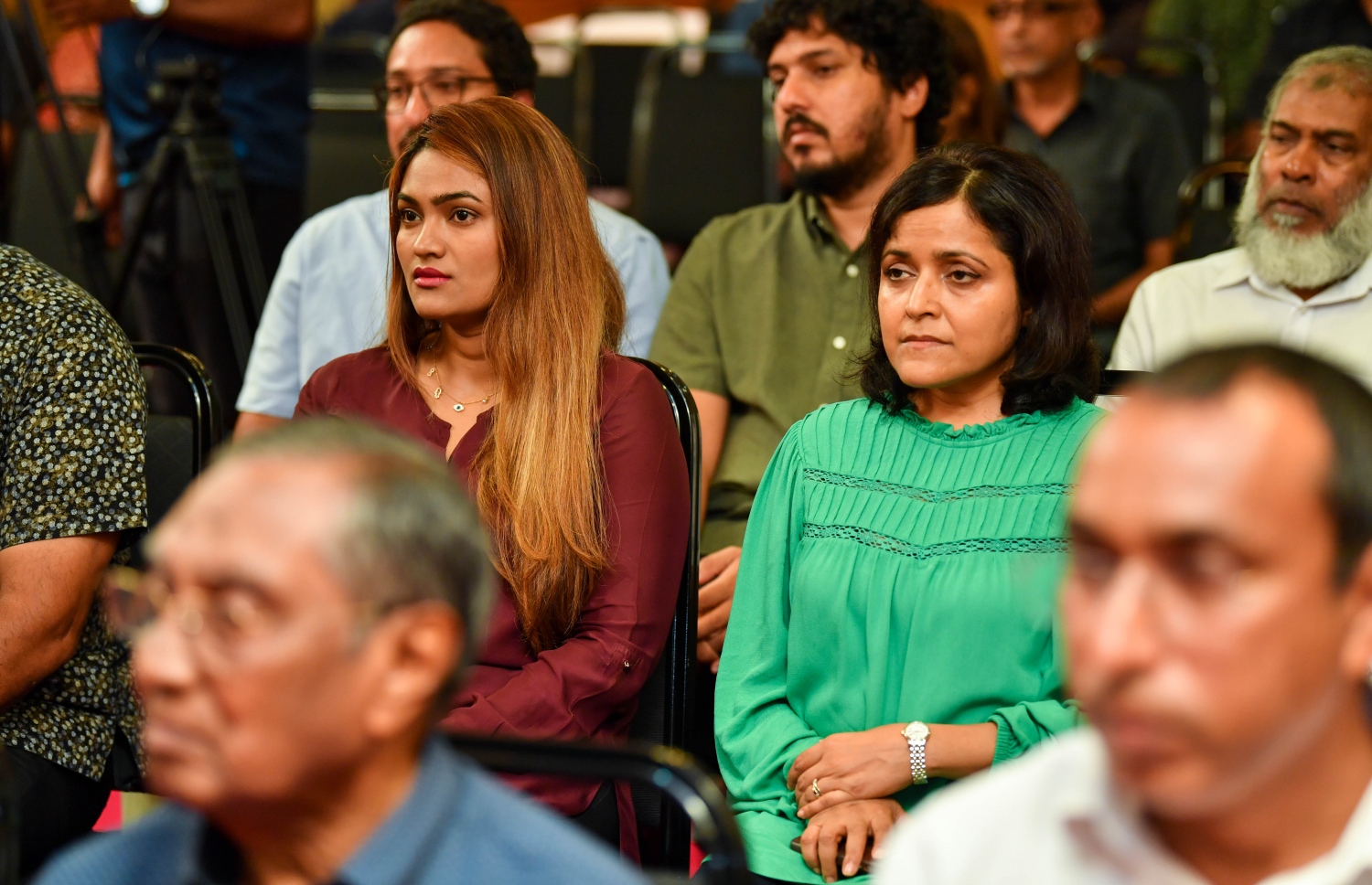 އުމަރު ޒާހިރާ ގުޅޭ ގޮތުން ކުރީގެ ރައީސް މައުމޫން އަބްދުލްގައްޔޫމުގެ ފައުންޑޭޝަނުން އިސްވެ ތައްޔާރުކުރި ފޮތެއް ނެރުމަށް ބޭއްވި ޖަލްސާގައި، ޔުމްނާ މައުމޫން އާއި ނައިބް ރައީސްގެ ސެކެޓްރީ ނަޒޫގެ އިތުރުން އެހެން ބައެއް ބޭފުޅުން ބައިވެރިވެ ވަޑައިގަންނަވަނީ.---ފޮޓޯ: ރައީސް އޮފީސް