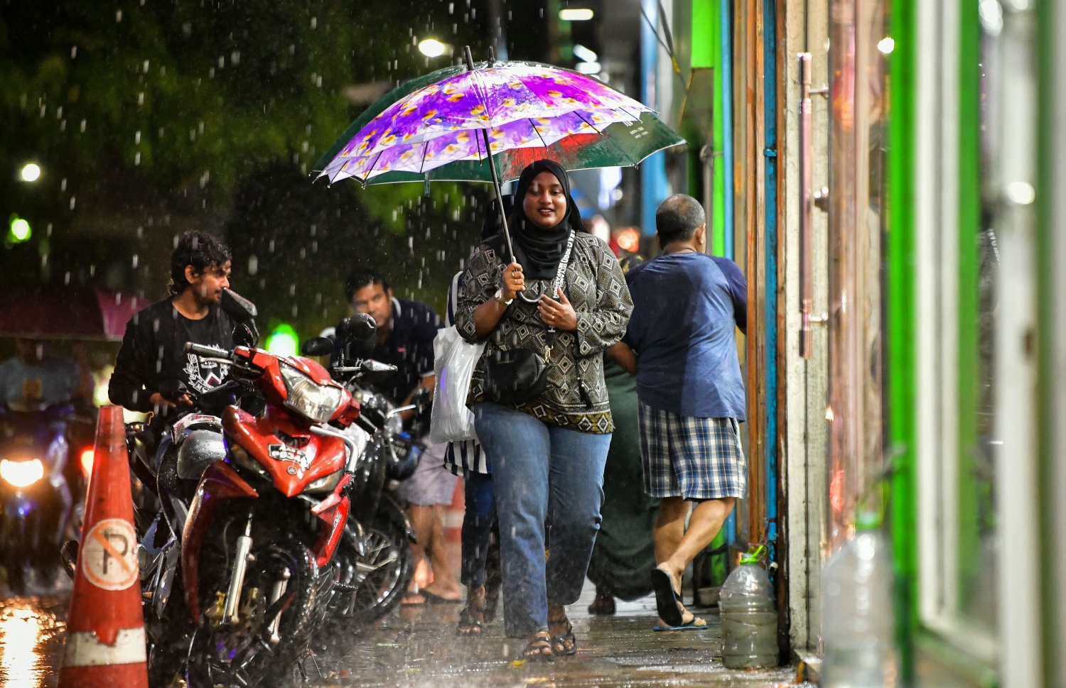 ވިއްސާރަ ދުވަހެއްގައި މާލޭގެ މަގުމަގިން މީހަކު ހިނގާފައި ދަނީ: ކުރިއަށް އޮތީ ވިއްސާރަ ދުވަސްތަކެއް -- ފޮޓޯ: ފަޔާޒް މޫސާ | މިހާރު