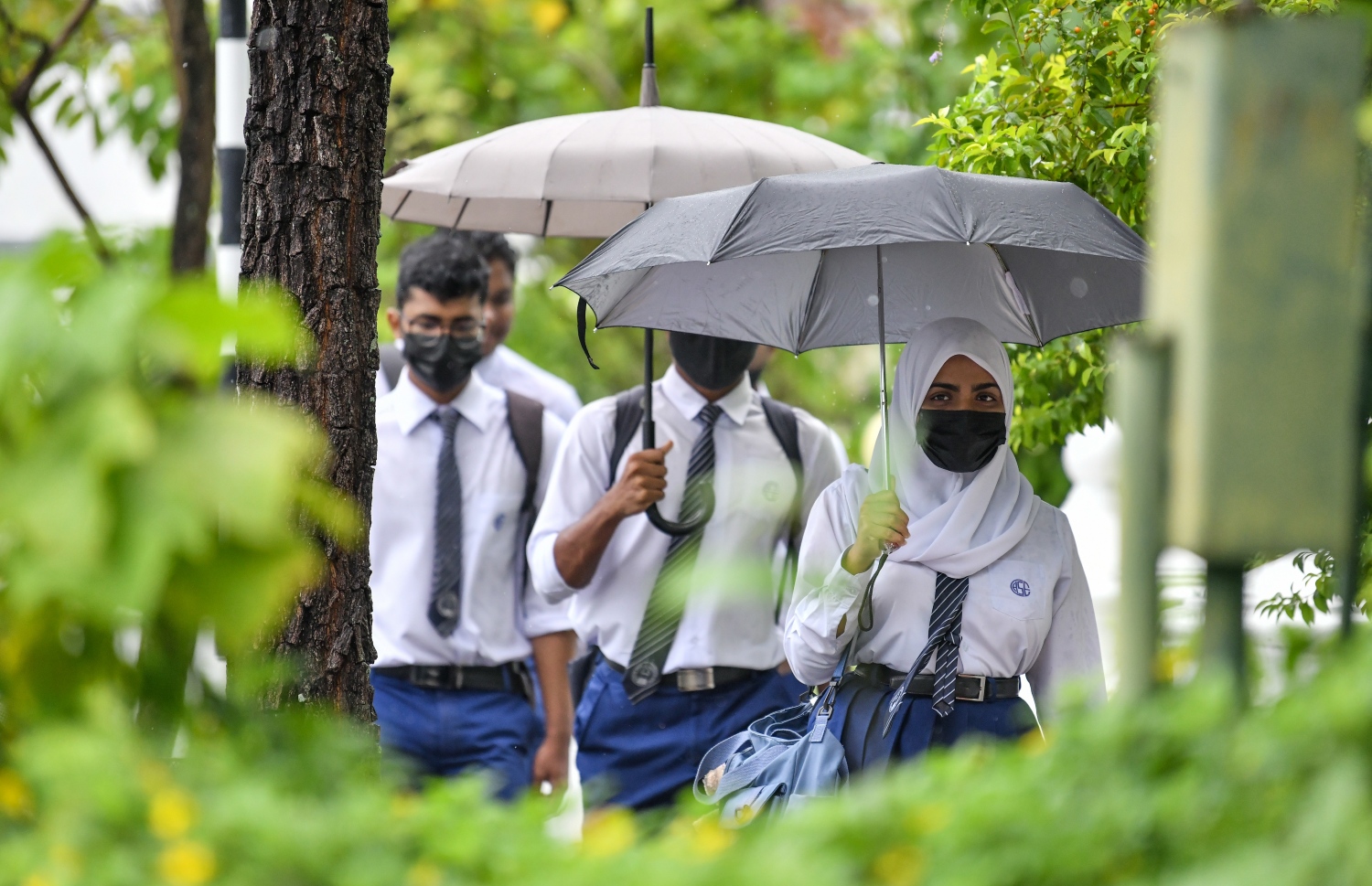 މާލެ އަށް އިއްޔެ ވެހުނު ބޯ ވާރޭގައި، ސީއެެޗްއެސްއީގެ ކުދިންތަކެއް ކުޑަ އަޅައިގެން ދަނީ.---ފޮޓޯ: ފަޔާޒު މޫސާ| މިހާރު