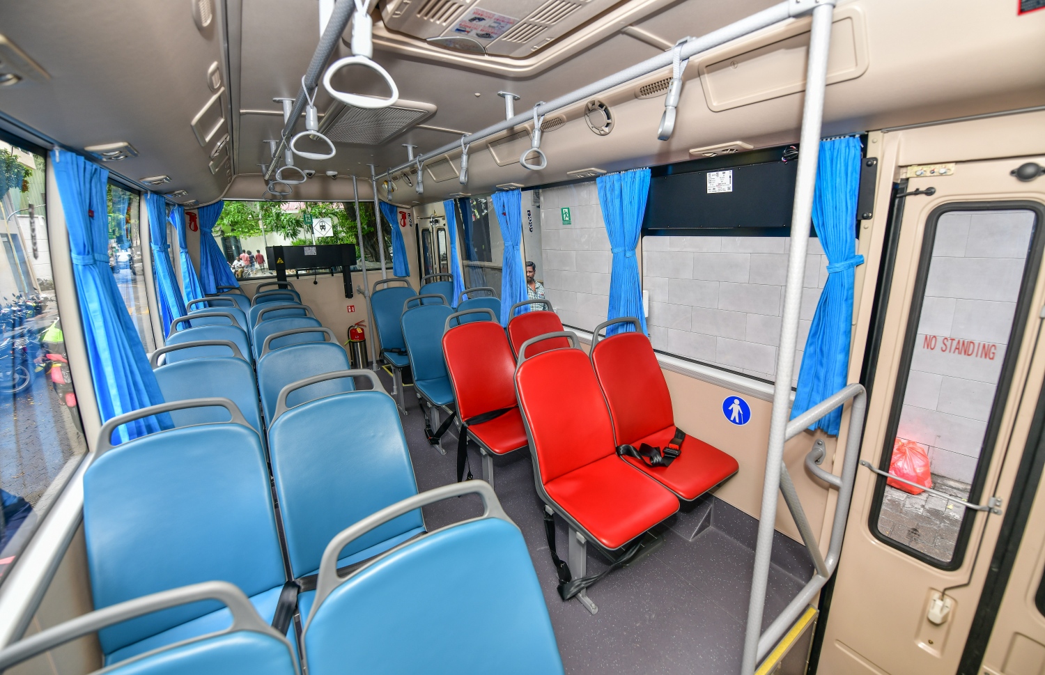 މާލެ: ސެޕްޓެމްބަރު 5، 2022: މާލޭގައި މިނީ ބަހުގެ ދަތުރުތައް އަލުން ފެށުން: އެމްޓީސީސީން ބުނީ، ތިން އަހަރުން ދަށުގެ ކުދިންނާއި އުމުރުން 65 އަހަރުން މަތީގެ މީހުންނާއި ހާއްސަ އެހީ އަށް ބޭނުންވާ މީހުން އަދި ސްކޫލް ކުދިން ޔުނީފޯމުގައި އަބަދުވެސް ހިލޭ ދަތުރުކުރެވޭނެ ކަމަށް.-- ފޮޓޯތައް ނިޝާން އަލީ /މިހާރު