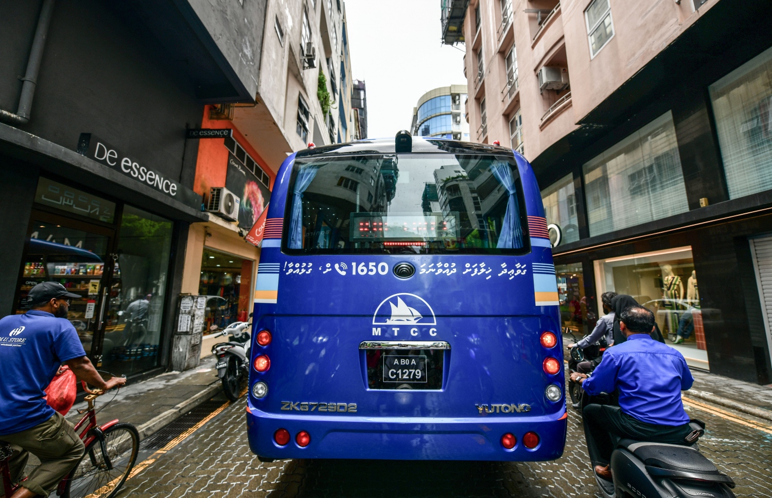 މާލެ: ސެޕްޓެމްބަރު 5، 2022: މާލޭގައި މިނީ ބަހުގެ ދަތުރުތައް އަލުން ފެށުން: އެމްޓީސީސީން ބުނީ، ތިން އަހަރުން ދަށުގެ ކުދިންނާއި އުމުރުން 65 އަހަރުން މަތީގެ މީހުންނާއި ހާއްސަ އެހީ އަށް ބޭނުންވާ މީހުން އަދި ސްކޫލް ކުދިން ޔުނީފޯމުގައި އަބަދުވެސް ހިލޭ ދަތުރުކުރެވޭނެ ކަމަށް.-- ފޮޓޯތައް ނިޝާން އަލީ /މިހާރު