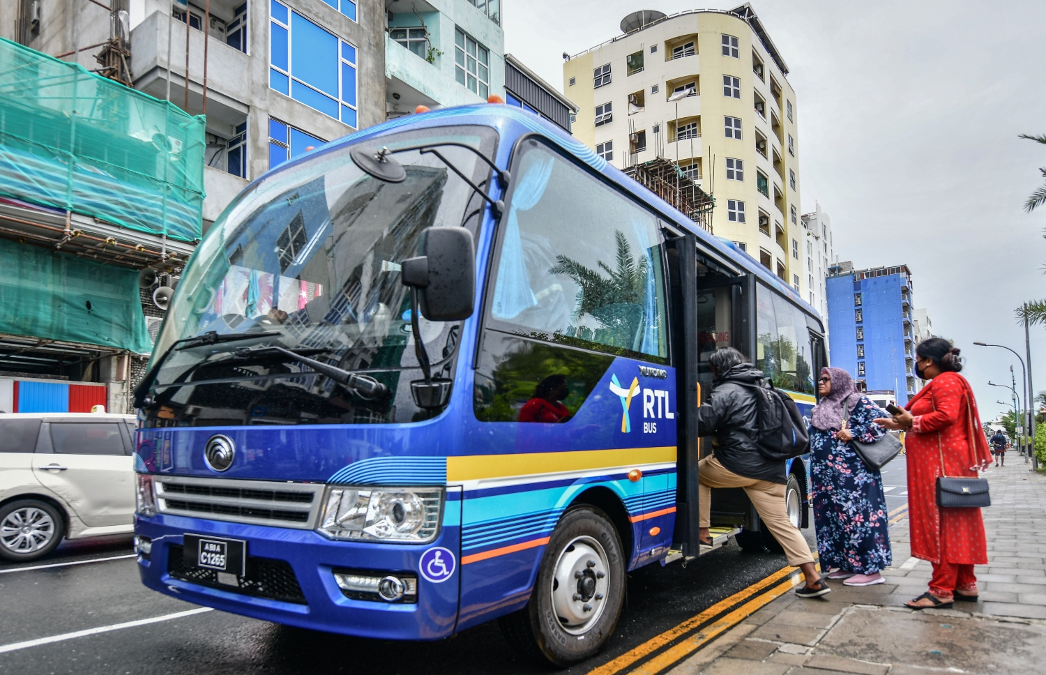 މާލެ: ސެޕްޓެމްބަރު 5، 2022: މާލޭގައި މިނީ ބަހުގެ ދަތުރުތައް އަލުން ފެށުމާއެކު ބަޔަކު ބަހަށް އަރަނީ: އެމްޓީސީސީން ބުނީ، ތިން އަހަރުން ދަށުގެ ކުދިންނާއި އުމުރުން 65 އަހަރުން މަތީގެ މީހުންނާއި ހާއްސަ އެހީ އަށް ބޭނުންވާ މީހުން އަދި ސްކޫލް ކުދިން ޔުނީފޯމުގައި އަބަދުވެސް ހިލޭ ދަތުރުކުރެވޭނެ ކަމަށް.-- ފޮޓޯތައް ނިޝާން އަލީ /މިހާރު