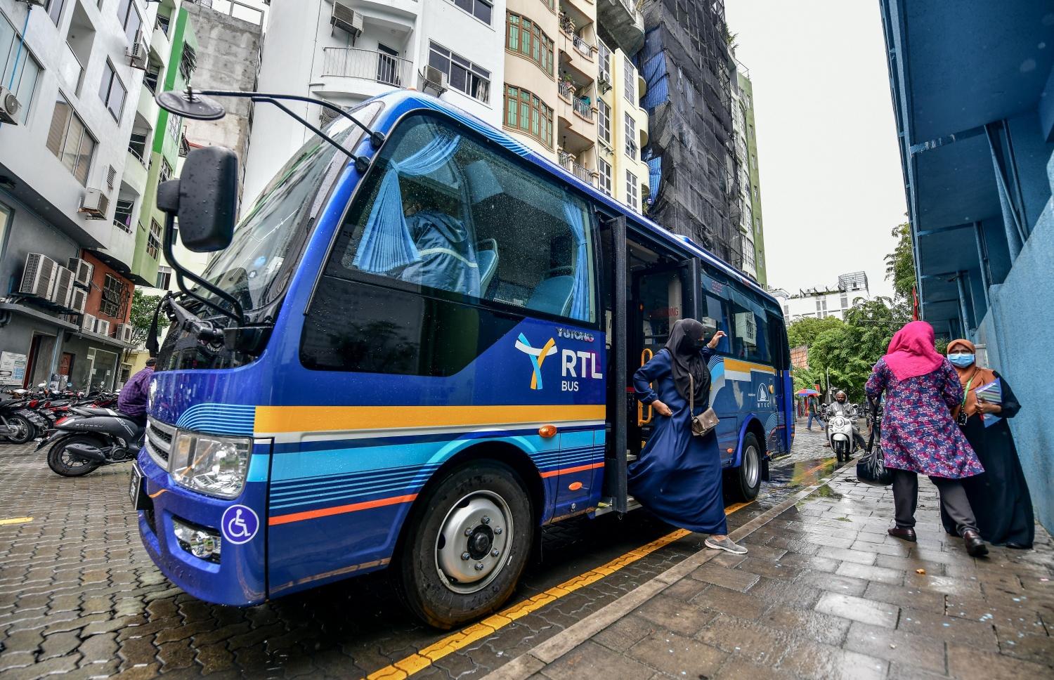 މާލެ: ސެޕްޓެމްބަރު 5، 2022: މާލޭގައި މިނީ ބަހުގެ ދަތުރުތައް އަލުން ފެށުމުން ބަސް ސްޓޮޕެއް ކައިރިއަށް ބަޔަކު ބާލަނީ.-- ފޮޓޯތައް ނިޝާން އަލީ /މިހާރު