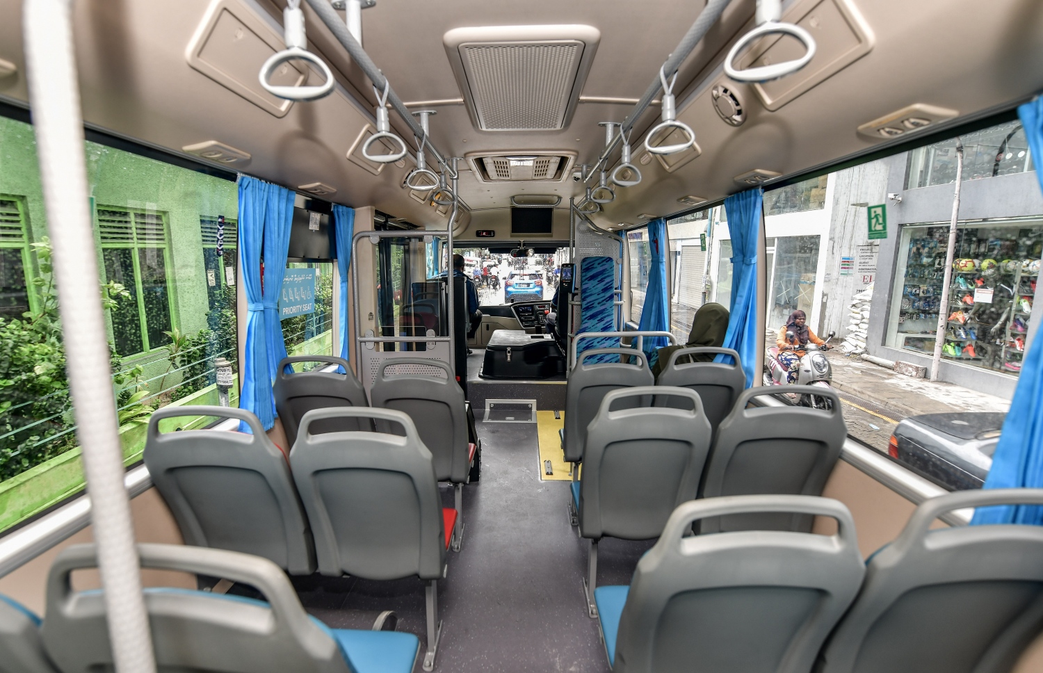 މާލެ: ސެޕްޓެމްބަރު 5، 2022: މާލޭގައި މިނީ ބަހުގެ ދަތުރުތައް އަލުން ފެށުން: އެމްޓީސީސީން ބުނީ، ތިން އަހަރުން ދަށުގެ ކުދިންނާއި އުމުރުން 65 އަހަރުން މަތީގެ މީހުންނާއި ހާއްސަ އެހީ އަށް ބޭނުންވާ މީހުން އަދި ސްކޫލް ކުދިން ޔުނީފޯމުގައި އަބަދުވެސް ހިލޭ ދަތުރުކުރެވޭނެ ކަމަށް.-- ފޮޓޯތައް ނިޝާން އަލީ /މިހާރު