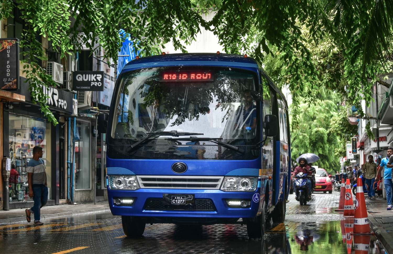 މާލެ: ސެޕްޓެމްބަރު 5، 2022: މާލޭގައި މިނީ ބަހުގެ ދަތުރުތައް އަލުން ފެށުން: އެމްޓީސީސީން ބުނީ، ތިން އަހަރުން ދަށުގެ ކުދިންނާއި އުމުރުން 65 އަހަރުން މަތީގެ މީހުންނާއި ހާއްސަ އެހީ އަށް ބޭނުންވާ މީހުން އަދި ސްކޫލް ކުދިން ޔުނީފޯމުގައި އަބަދުވެސް ހިލޭ ދަތުރުކުރެވޭނެ ކަމަށް.-- ފޮޓޯތައް ނިޝާން އަލީ /މިހާރު