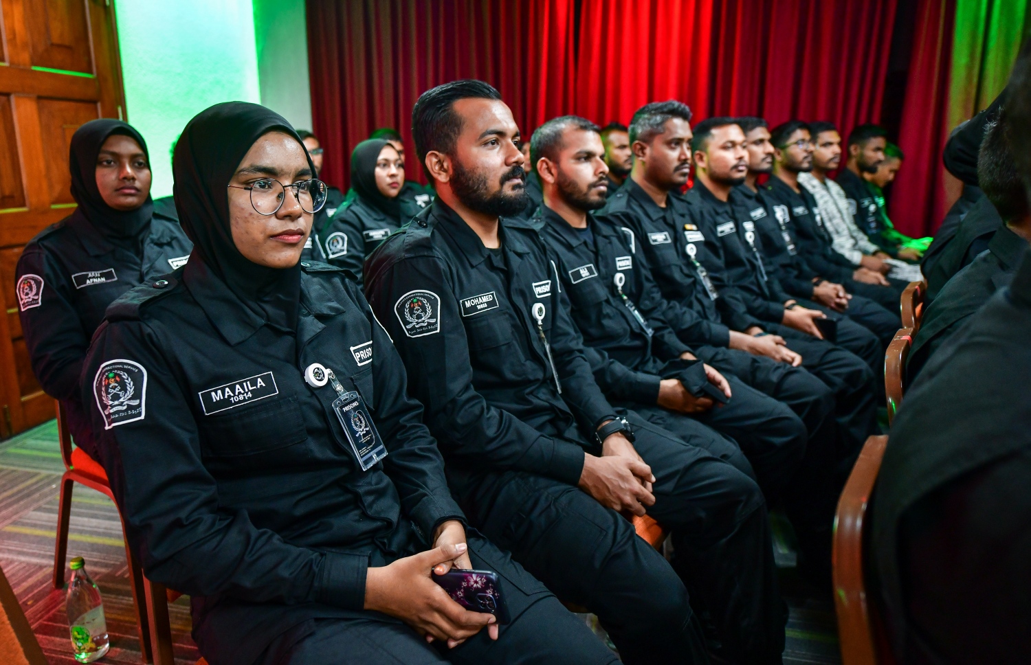 މޯލްޑިވްސް ކަރެކްޝަނަލް ސާވިސްގެ 51 ވަނަ އަހަރީ ދުވަސް ފާހަގަކުރުމަށް ބޭއްވި ރަސްމިއްޔާތުގައި ކަރެކްޝަންސްގެ ބައެއް އޮފިސަރުން ބައިވެރިވަނީ -- ފޮޓޯ: ފަޔާޒް މޫސާ | މިހާރު