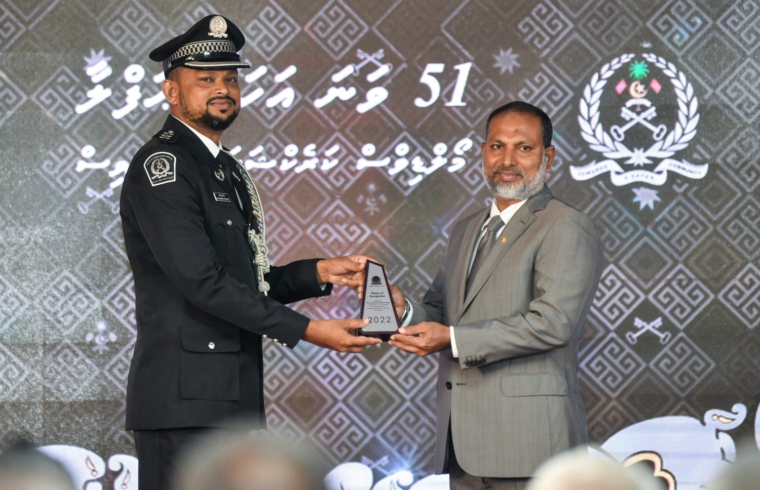 މޯލްޑިވްސް ކަރެކްޝަނަލް ސާވިސްގެ 51 ވަނަ އަހަރީ ދުވަސް ފާހަގަކުރުމަށް ބޭއްވި ރަސްމިއްޔާތުގައި ހޯމް މިނިސްޓަރު އިމްރާން އަބްދުﷲ ކަރެކްޝަންސް އަށް ގިނަ ދުވަހު ހިދުމަތްކޮށްދެއްވި ބޭފުޅަކަށް ހަނދާނީ ފިލާ ހަވާލުކުރައްވަނީ -- ފޮޓޯ: ފަޔާޒް މޫސާ | މިހާރު