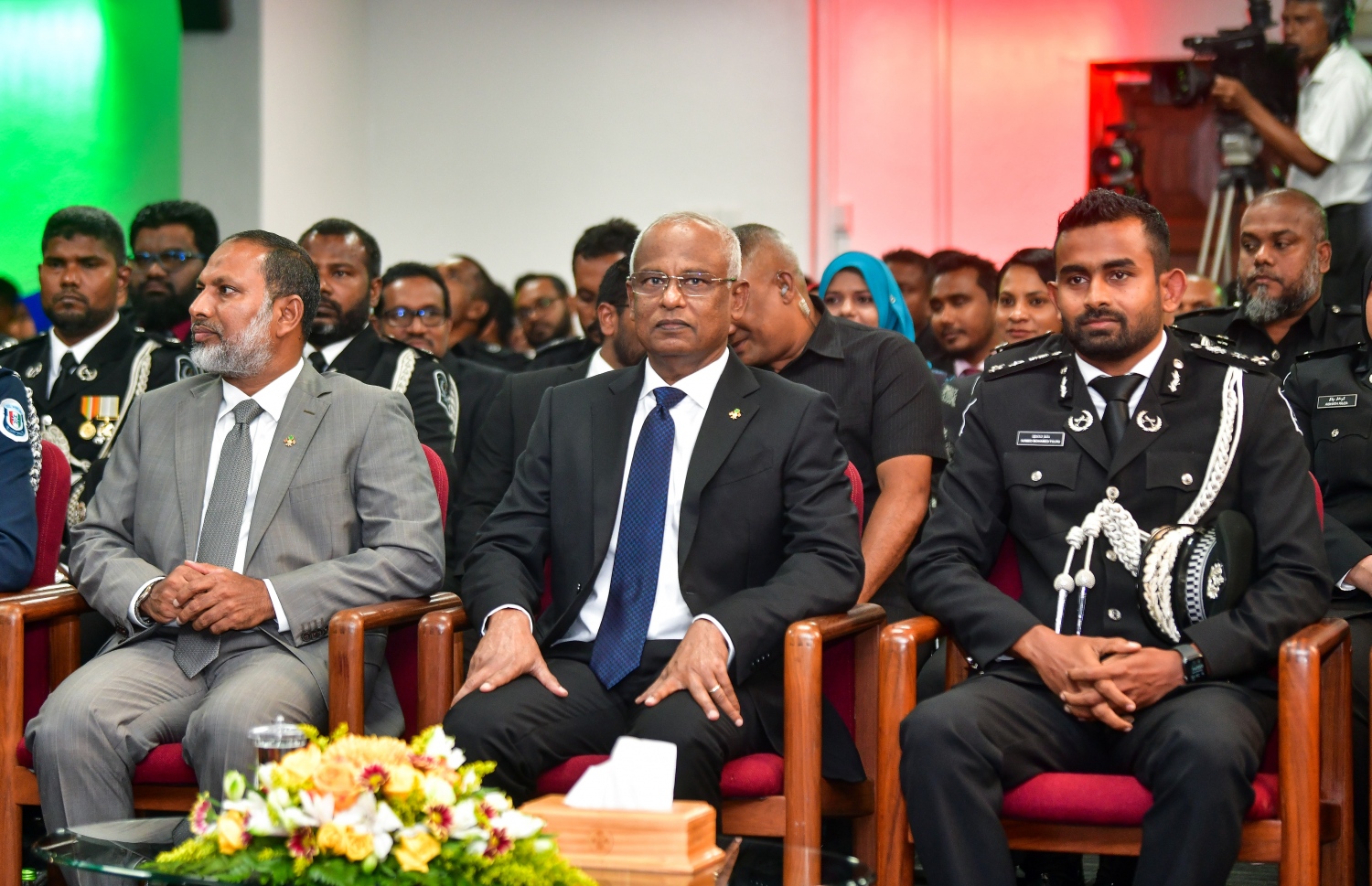 މޯލްޑިވްސް ކަރެކްޝަނަލް ސާވިސްގެ 51 ވަނަ އަހަރީ ދުވަސް ފާހަގަކުރަން ރޭ ބޭއްވި ޖަލްސާގައި ރައީސް އިބްރާހިމް މުހައްމަދު ސޯލިހާއި ހޯމް މިނިސްޓަރު އިމްރާން އަބްދުﷲ އަދި ޕްރިޒަން ކޮމިޝަނަރު އަހްމަދު މުހައްމަދުފުޅު ބައިވެރިވެ ވަޑައިގަންނަވަނީ.-- ފޮޓޯ: ފަޔާޒު މޫސާ | މިހާރު