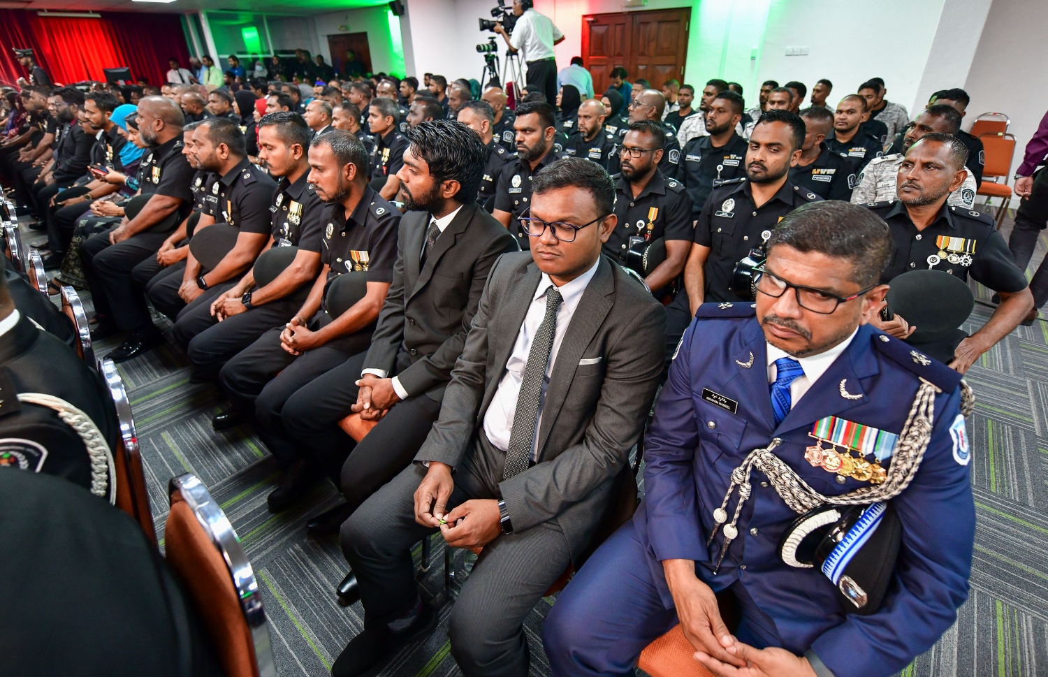 މޯލްޑިވްސް ކަރެކްޝަނަލް ސާވިސްގެ 51 ވަނަ އަހަރީ ދުވަސް ފާހަގަކުރަން ރޭ ބޭއްވި ޖަލްސާގައި ކަރެކްޝަންސްގެ އޮފިސަރުން ބައިވެރިވަނީ.-- ފޮޓޯ: ފަޔާޒު މޫސާ | މިހާރު