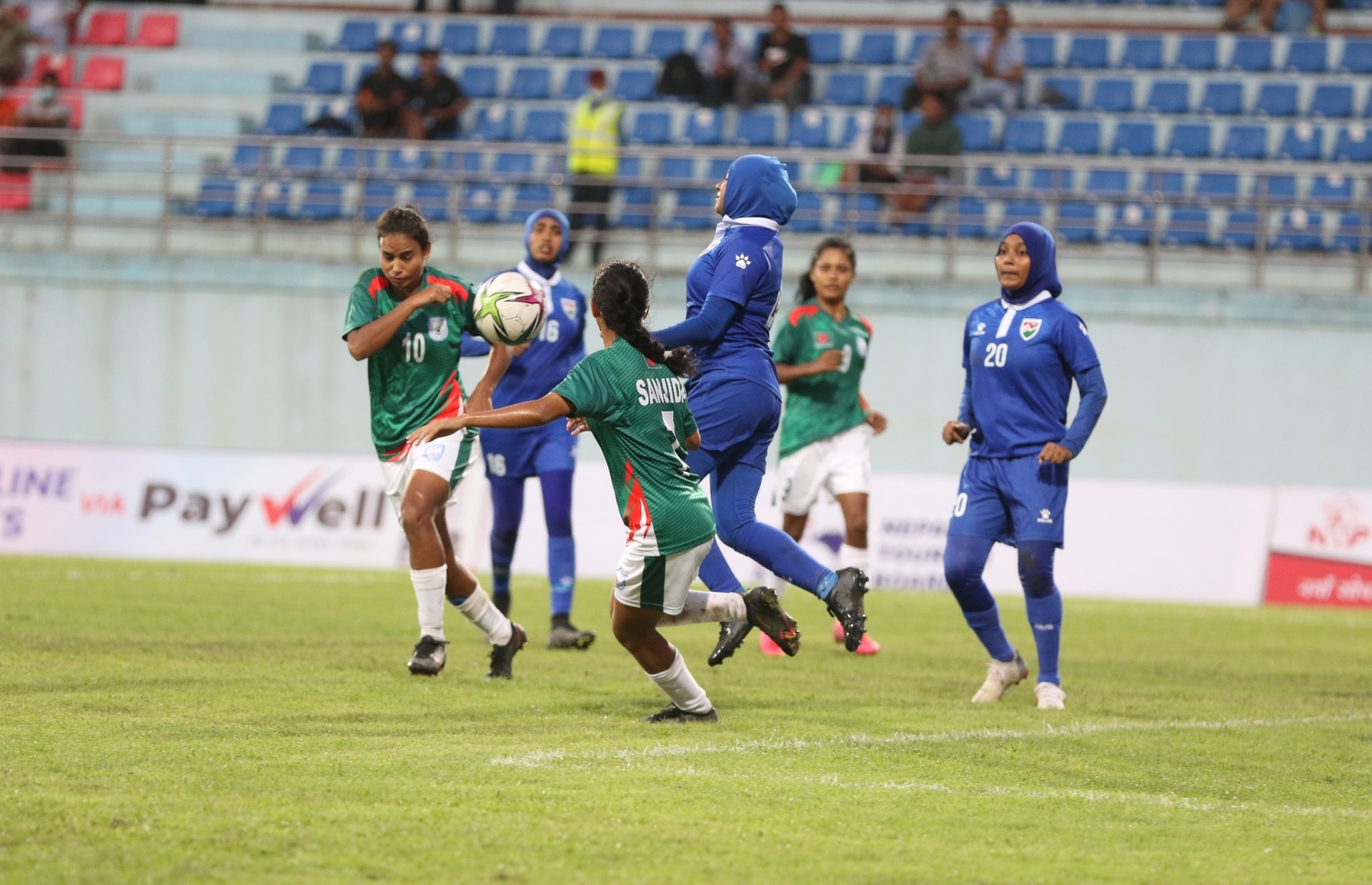 ސާފް ޗެމްޕިއަންޝިޕްގެ އަންހެން މުބާރާތުގައި ރާއްޖެއިން ބަންގްލަދޭޝް އާ ދެކޮޅަށް މިއަދު ކުޅުނު މެޗުގެ ތެރެއިން އެ މެޗުން ރާއްޖެ ބަލިވީ 3-0 ން --- ފޮޓޯ: ސާފް