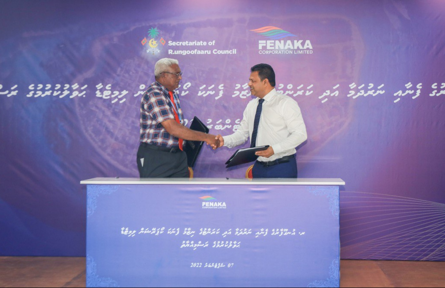 ރަށެއްގެ ނަރުދަމާ މަސައްކަތް ހަވާލު ކުރަނީ. ---ފޮޓޯ: ފެނަކަ