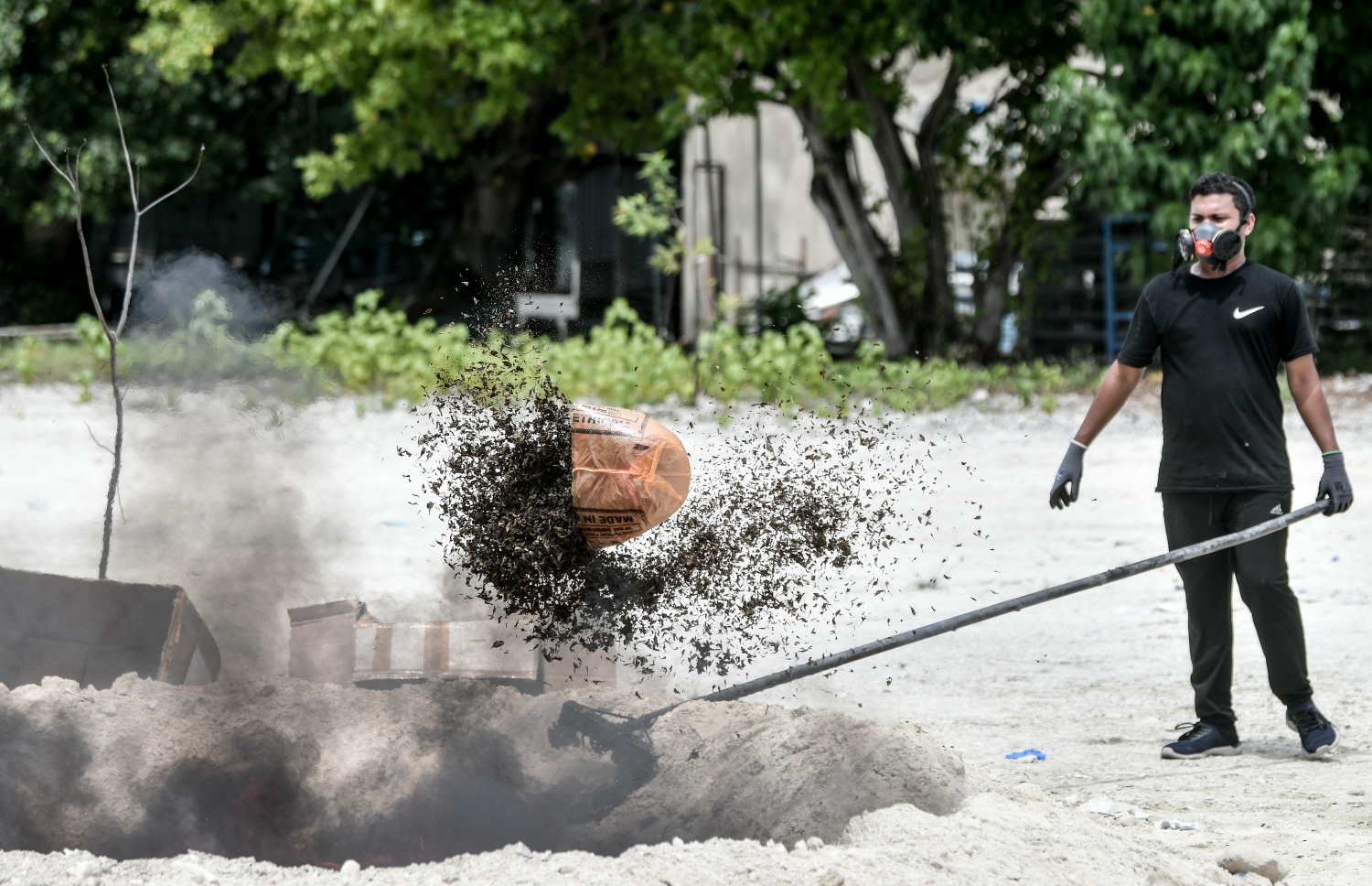 ފުލުހުން ދޫނިދޫގައި ޑްރަގްސް ނައްތައިލަނީ: މި ބުރުގައި ނައްތައިލީ އެކި މައްސަލަތަކުގައި 2021 ވަނަ އަހަރު ފުލުހުންގެ ބެލުމުގެ ދަށަށް ގެންގޮސްފައި ހުރި މަސްތުވާތަކެތީގެ ތެރެއިން މިހާތަނަށް ނައްތާނުލެވި ހުރި 264.93 ކިލޯގެ މަސްތުވާތަކެތި.--- ފޮޓޯ: ނިޝާން އަލީ/މިހާރު