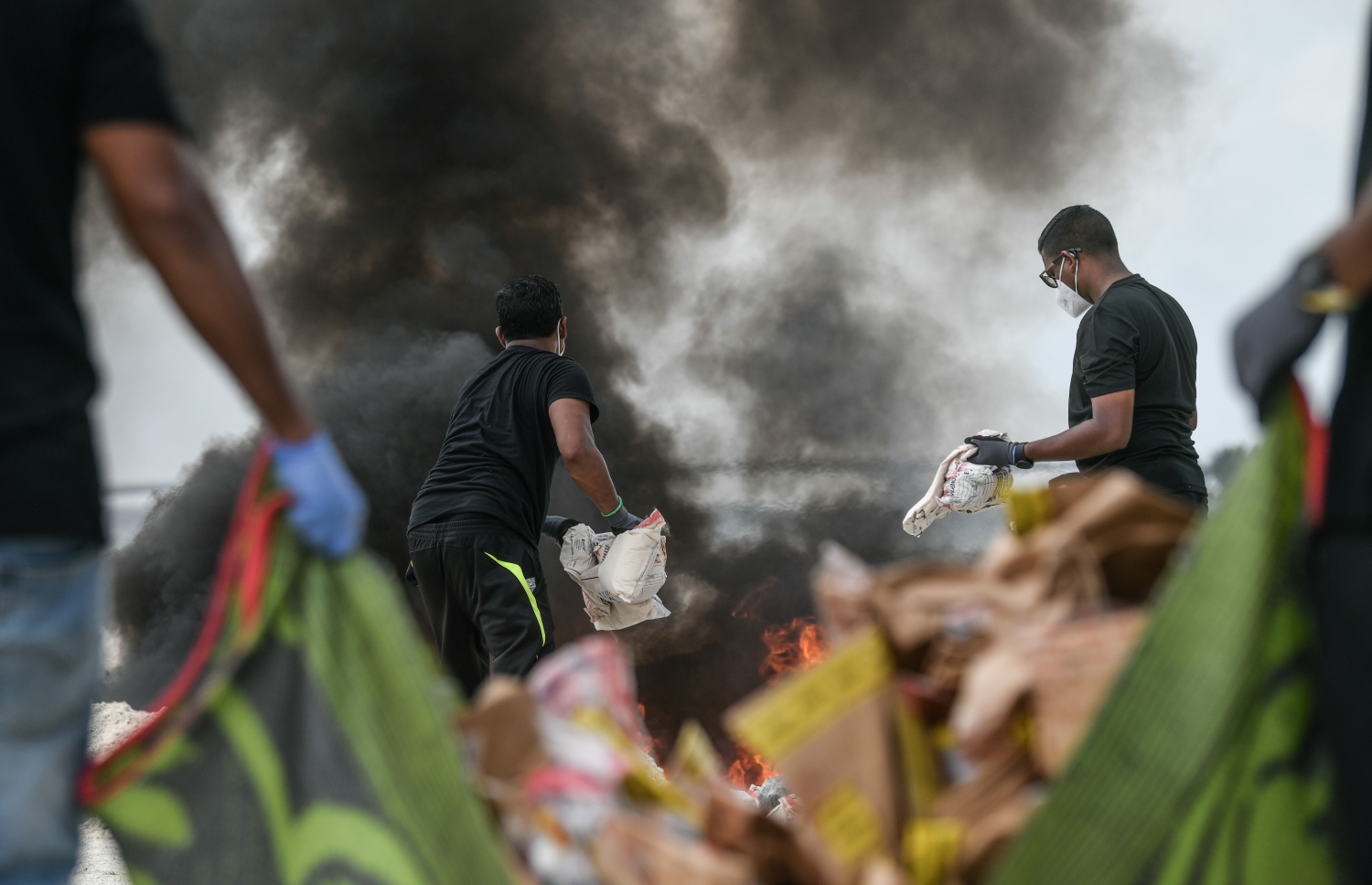 ފުލުހުން ދޫނިދޫގައި ޑްރަގްސް ނައްތައިލަނީ: މި ބުރުގައި ނައްތައިލީ އެކި މައްސަލަތަކުގައި 2021 ވަނަ އަހަރު ފުލުހުންގެ ބެލުމުގެ ދަށަށް ގެންގޮސްފައި ހުރި މަސްތުވާތަކެތީގެ ތެރެއިން މިހާތަނަށް ނައްތާނުލެވި ހުރި 264.93 ކިލޯގެ މަސްތުވާތަކެތި.--- ފޮޓޯ: ނިޝާން އަލީ/މިހާރު