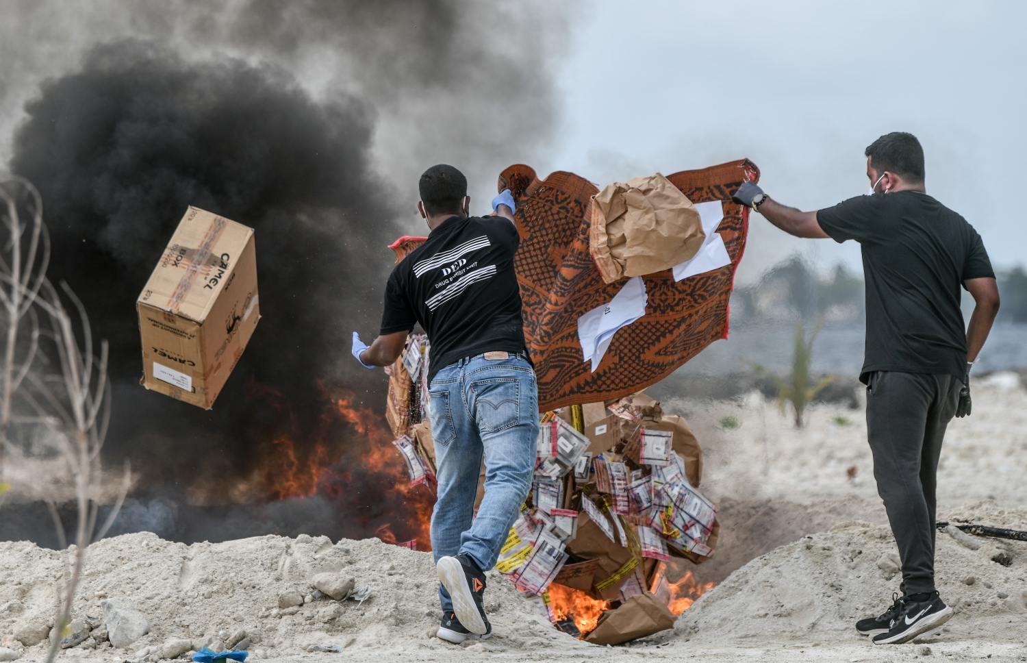 ފުލުހުން ދޫނިދޫގައި ޑްރަގްސް ނައްތައިލަނީ: މި ބުރުގައި ނައްތައިލީ އެކި މައްސަލަތަކުގައި 2021 ވަނަ އަހަރު ފުލުހުންގެ ބެލުމުގެ ދަށަށް ގެންގޮސްފައި ހުރި މަސްތުވާތަކެތީގެ ތެރެއިން މިހާތަނަށް ނައްތާނުލެވި ހުރި 264.93 ކިލޯގެ މަސްތުވާތަކެތި.--- ފޮޓޯ: ނިޝާން އަލީ/މިހާރު