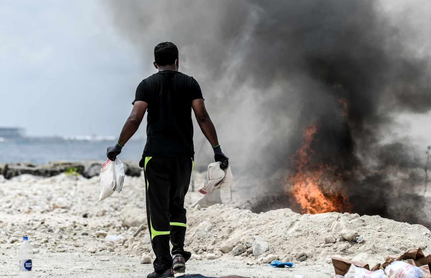 ފުލުހުން ދޫނިދޫގައި ޑްރަގްސް ނައްތައިލަނީ: މި ބުރުގައި ނައްތައިލީ އެކި މައްސަލަތަކުގައި 2021 ވަނަ އަހަރު ފުލުހުންގެ ބެލުމުގެ ދަށަށް ގެންގޮސްފައި ހުރި މަސްތުވާތަކެތީގެ ތެރެއިން މިހާތަނަށް ނައްތާނުލެވި ހުރި 264.93 ކިލޯގެ މަސްތުވާތަކެތި.--- ފޮޓޯ: ނިޝާން އަލީ/މިހާރު