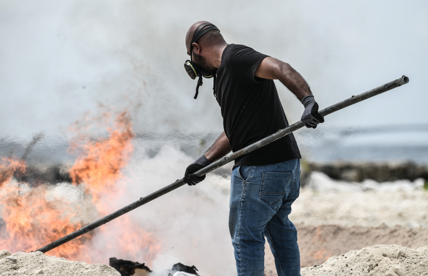 ފުލުހުން ދޫނިދޫގައި ޑްރަގްސް ނައްތައިލަނީ: މި ބުރުގައި ނައްތައިލީ އެކި މައްސަލަތަކުގައި 2021 ވަނަ އަހަރު ފުލުހުންގެ ބެލުމުގެ ދަށަށް ގެންގޮސްފައި ހުރި މަސްތުވާތަކެތީގެ ތެރެއިން މިހާތަނަށް ނައްތާނުލެވި ހުރި 264.93 ކިލޯގެ މަސްތުވާތަކެތި.--- ފޮޓޯ: ނިޝާން އަލީ/މިހާރު