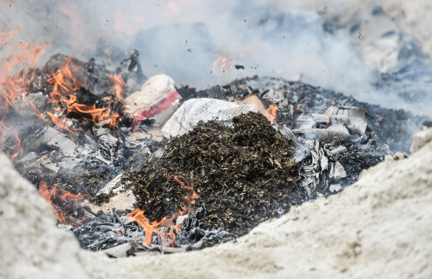 ފުލުހުން ދޫނިދޫގައި ޑްރަގްސް ނައްތައިލަނީ: މި ބުރުގައި ނައްތައިލީ އެކި މައްސަލަތަކުގައި 2021 ވަނަ އަހަރު ފުލުހުންގެ ބެލުމުގެ ދަށަށް ގެންގޮސްފައި ހުރި މަސްތުވާތަކެތީގެ ތެރެއިން މިހާތަނަށް ނައްތާނުލެވި ހުރި 264.93 ކިލޯގެ މަސްތުވާތަކެތި.--- ފޮޓޯ: ނިޝާން އަލީ/މިހާރު