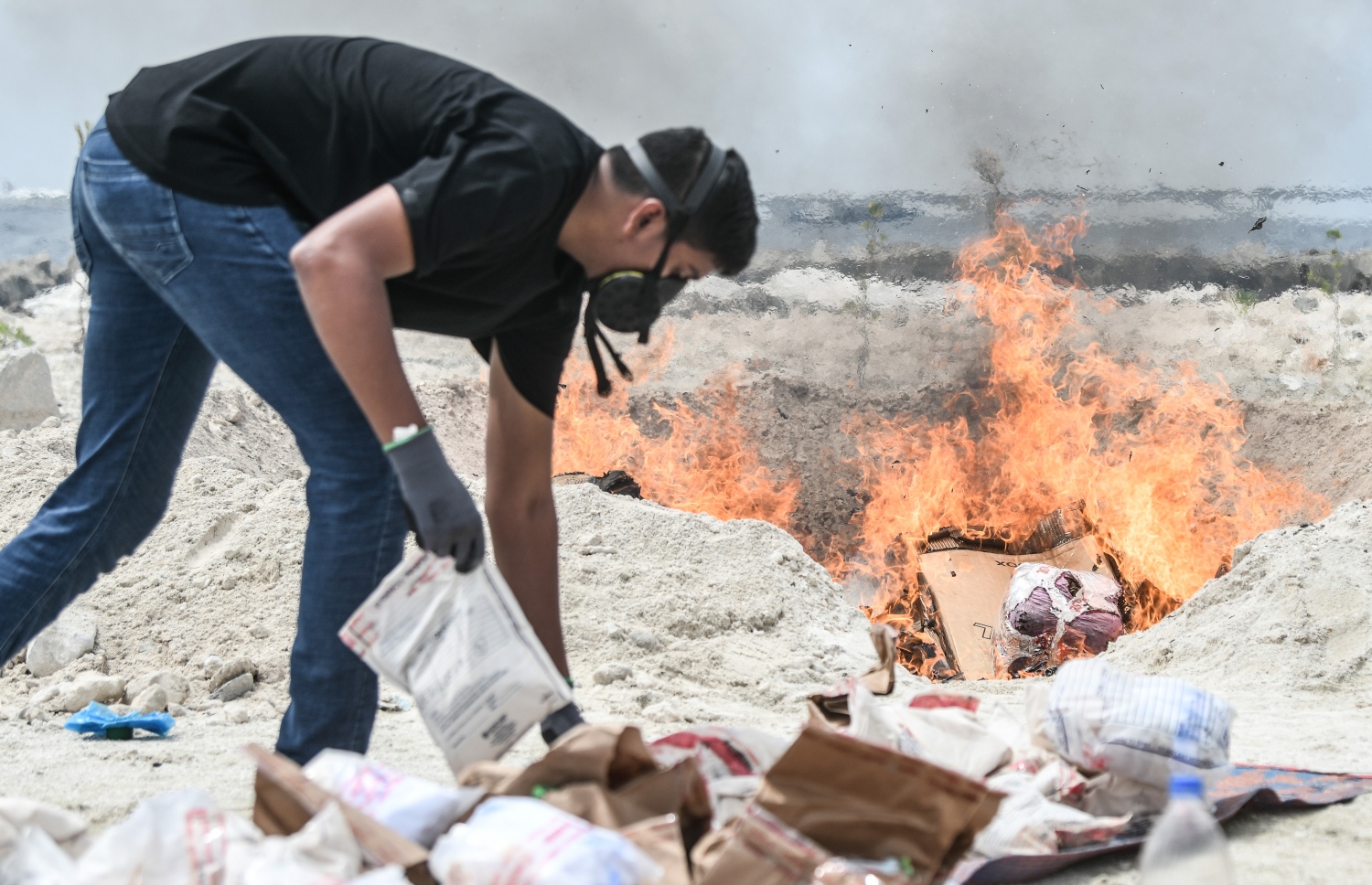 ފުލުހުން ދޫނިދޫގައި ޑްރަގްސް ނައްތައިލަނީ: މި ބުރުގައި ނައްތައިލީ އެކި މައްސަލަތަކުގައި 2021 ވަނަ އަހަރު ފުލުހުންގެ ބެލުމުގެ ދަށަށް ގެންގޮސްފައި ހުރި މަސްތުވާތަކެތީގެ ތެރެއިން މިހާތަނަށް ނައްތާނުލެވި ހުރި 264.93 ކިލޯގެ މަސްތުވާތަކެތި.--- ފޮޓޯ: ނިޝާން އަލީ/މިހާރު