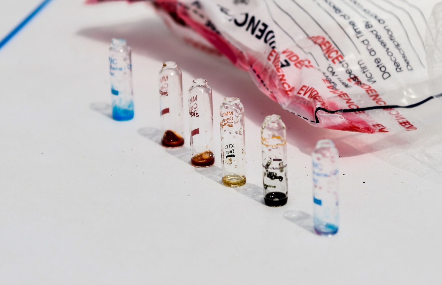 ފުލުހުންގެ އެކި އޮޕަރޭޝަންތަކުގައި އަތުލައިގެންފައިވާ މަސްތުވާތަކެތި ނައްތައިލުމުގެ ކުރިން އެ ޓެސްޓް ކުރަނީ.--- ފޮޓޯ: ނިޝާން އަލީ/މިހާރު