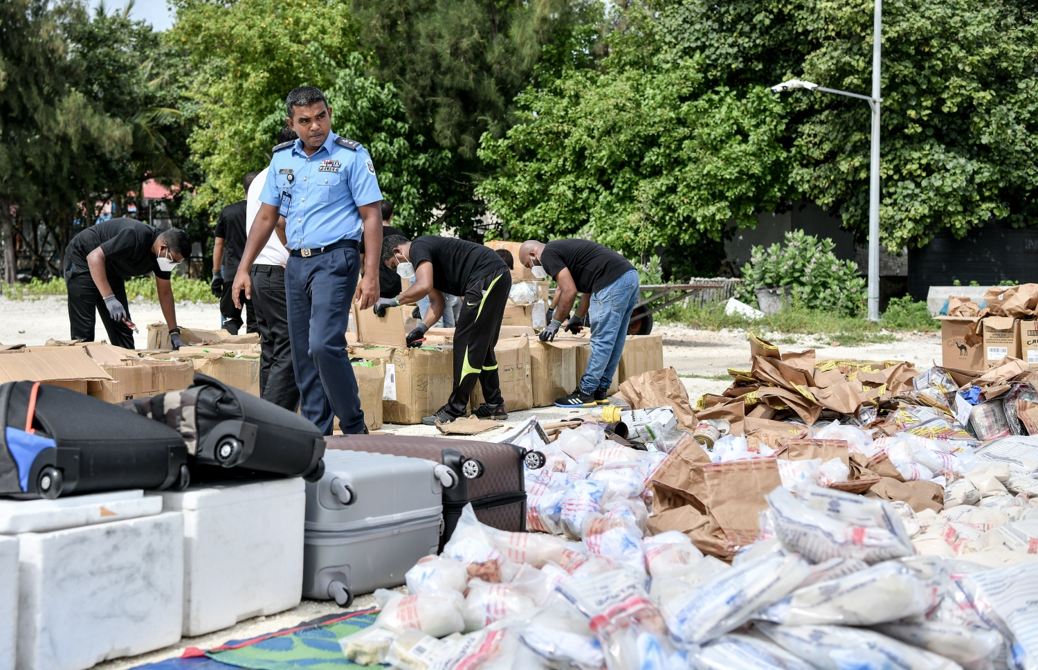 ޑްރަގްސް ނައްތާލަން ދޫނިދޫގައި ތައްޔާރުކޮށްފައި: މި ފަހަރު ނައްތައިލީ އެކި މައްސަލަތަކުގައި 2021 ވަނަ އަހަރު ފުލުހުންގެ ބެލުމުގެ ދަށަށް ގެންގޮސްފައި ހުރި މަސްތުވާތަކެތީގެ ތެރެއިން މިހާތަނަށް ނައްތާނުލެވި ހުރި 264.93 ކިލޯގެ މަސްތުވާތަކެތި.--- ފޮޓޯ: ނިޝާން އަލީ/މިހާރު