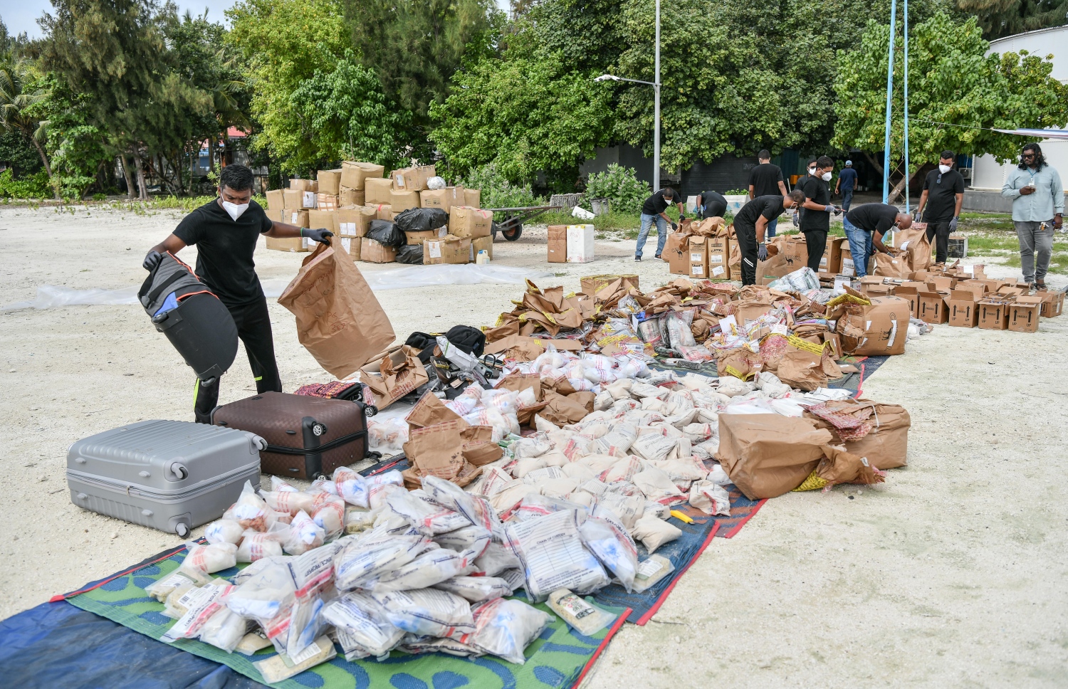 ޑްރަގްސް ނައްތާލަން ދޫނިދޫގައި ތައްޔާރުކޮށްފައި: މި ފަހަރު ނައްތައިލީ އެކި މައްސަލަތަކުގައި 2021 ވަނަ އަހަރު ފުލުހުންގެ ބެލުމުގެ ދަށަށް ގެންގޮސްފައި ހުރި މަސްތުވާތަކެތީގެ ތެރެއިން މިހާތަނަށް ނައްތާނުލެވި ހުރި 264.93 ކިލޯގެ މަސްތުވާތަކެތި.--- ފޮޓޯ: ނިޝާން އަލީ/މިހާރު