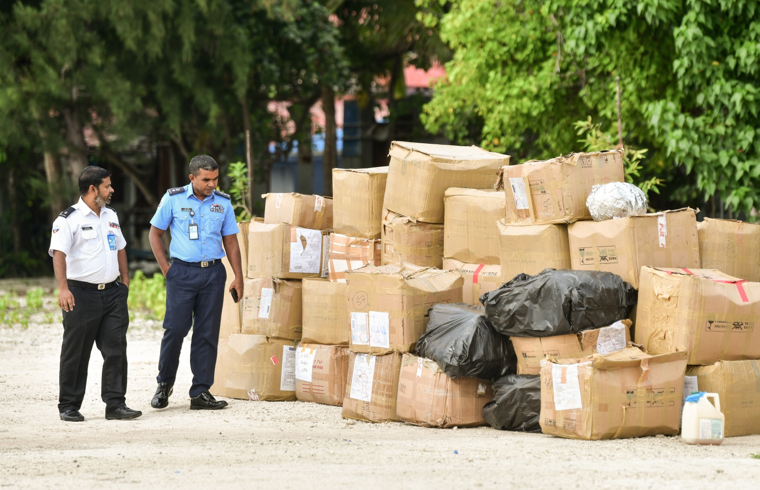 ޑްރަގްސް ނައްތާލަން ދޫނިދޫގައި ތައްޔާރުކޮށްފައިވާއިރު، ފުލުހުންގެ ޑްރަގް އެންފޯސްމަންޓް ޑިޕާޓްމަންޓް (ޑީއީޑީ)ގެ ހެޑް، ސުޕްރިޓެންޑެންޓް އޮފް ޕޮލިސް އަހުމަދު ޝާކިރާއި ކަސްޓަމްސްގެ އިސް އޮފިސަރަކު އެ ތަކެތި ކައިރީގައި މަޑުކޮށްލައްވައިގެން: މި ފަހަރު ނައްތައިލީ އެކި މައްސަލަތަކުގައި 2021 ވަނަ އަހަރު ފުލުހުންގެ ބެލުމުގެ ދަށަށް ގެންގޮސްފައި ހުރި މަސްތުވާތަކެތީގެ ތެރެއިން މިހާތަނަށް ނައްތާނުލެވި ހުރި 264.93 ކިލޯގެ މަސްތުވާތަކެތި.--- ފޮޓޯ: ނިޝާން އަލީ/މިހާރު