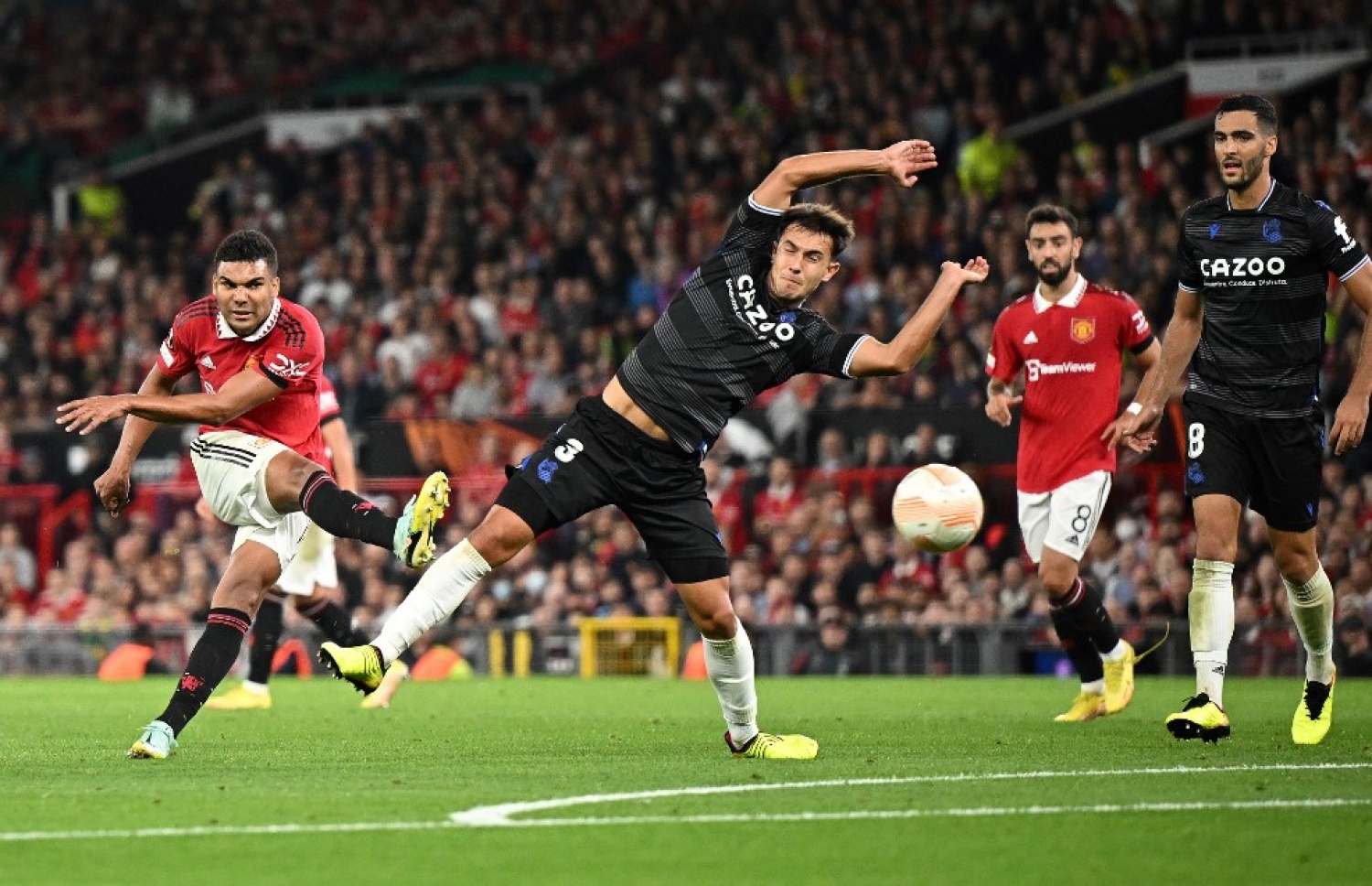 ކަސެމީރޯ އޭރިއާ ބޭރުން ބޯޅަ ގޯލާ ދިމާއަށަ ފޮނުވާލަނީ.-- ފޮޓޯ: އޭއެފްޕީ