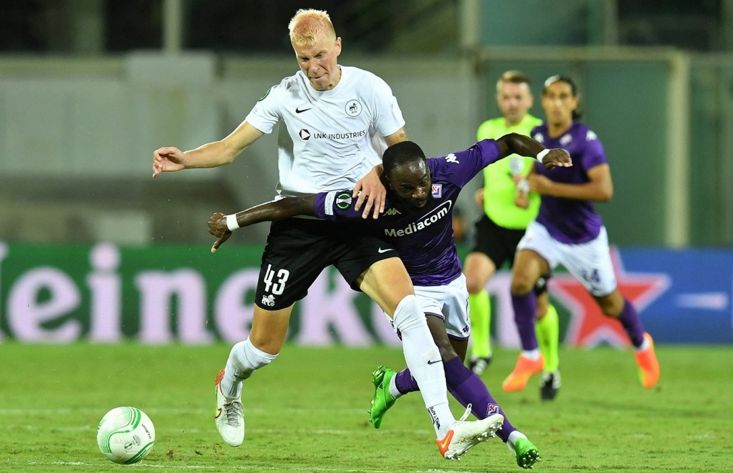 ފިއޮރެންޓީނާގެ ޖޮނަތަން އިކޯނޭ އަތުން އާރުއެފްއެސް ގެ ކުޅުންތެރިއަކު ބޯޅަ ހޯދަނީ.-- ފޮޓޯ: ރޮއިޓާސް