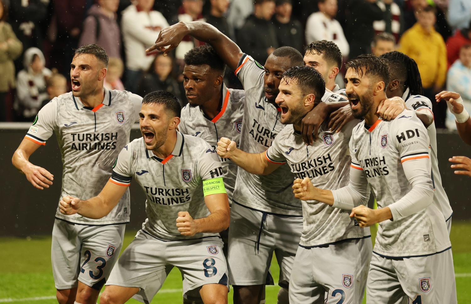 ބަސަކްޝެހިރު ކުޅުންތެރިން މެޗަށް ފަހު އުފާފާޅުކުރަނީ.-- ފޮޓޯ: ޔޫއެފާ