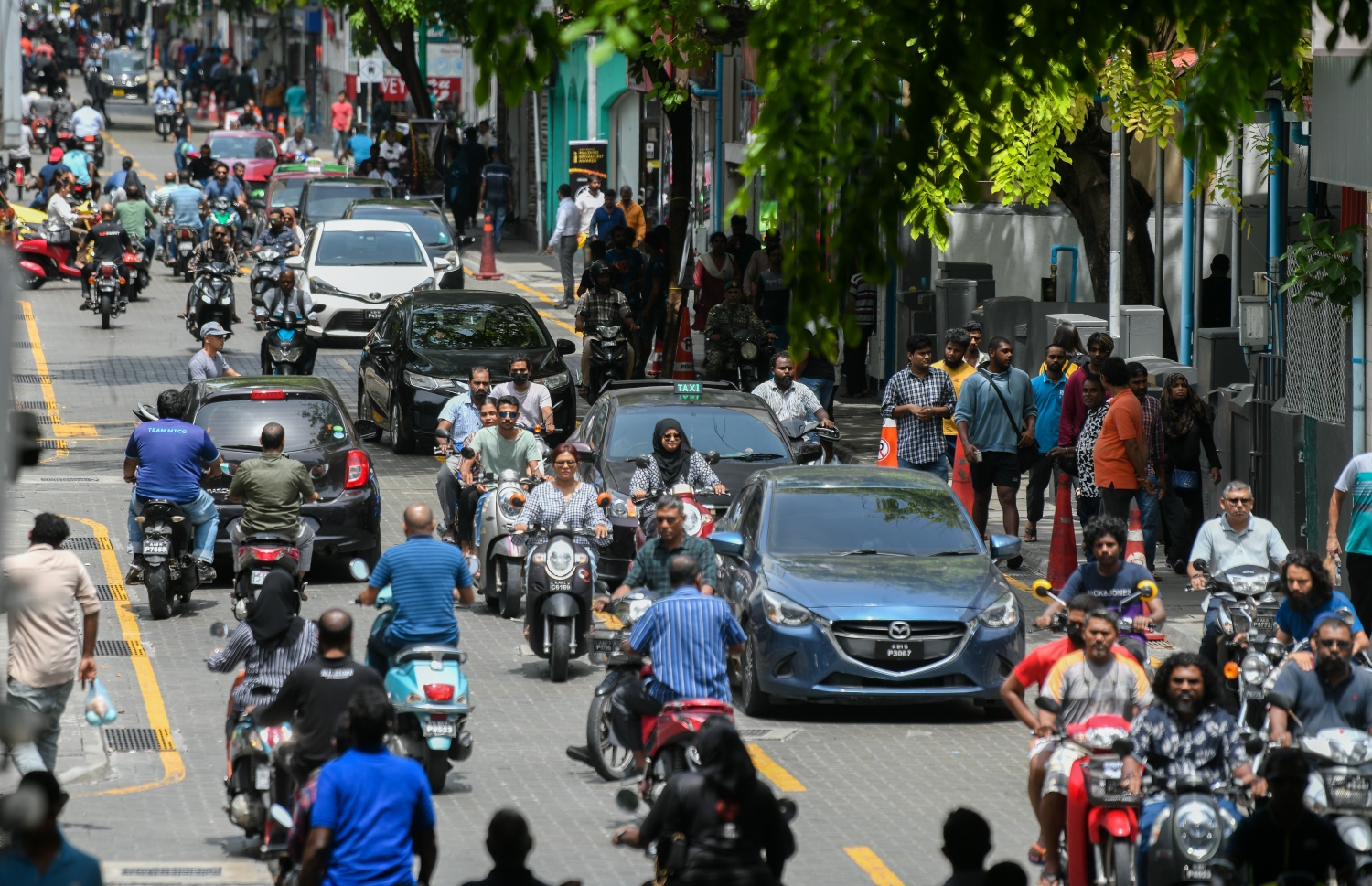 މަޖީދީމަގުގައި ވެހިކަލް ދުއްވަނީ: ޒަކާތު ނަފާ ޕްރޮގްރާމްގެ ދަށުން އެކި ދާއިރާތަކުން މާލީ އެހީ ދެވޭ -- ފޮޓޯ: ފަޔާޒް މޫސާ | މިހާރު