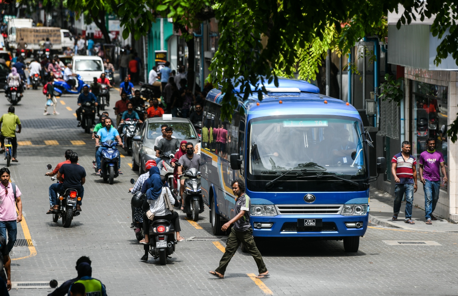 މަޖީދީ މަގުން ދުއްވާ އުޅަނދުތައް ދަތުރު ކުރަނީ. އެމަގުގައ މިހާރު ޕާކު ނުކުރެވޭ-- ފޮޓޯ: ފަޔާޒް މޫސާ/ މިހާރު