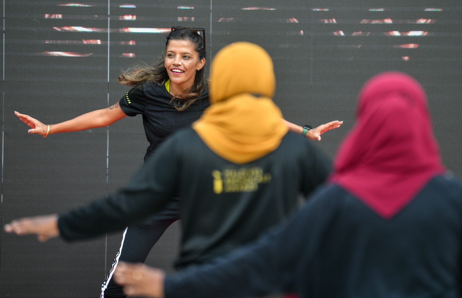 މޯލްޑިވްސް ބްރޯޑްކާސްޓް އެވޯޑުގެ ޕްރީ ޝޯގައި ޒުމްބާގެ ހަރަކާތެއް ކުރިއަށް ގެންދަނީ: މި ޕްރީ ޝޯ ކުރިއަށް ދިޔައީ ހުޅުމާލޭ އެއް ނަންބަރު ރުއްގަނޑުގައި -- ފޮޓޯ: ފަޔާޒު މޫސާ | މިހާރު