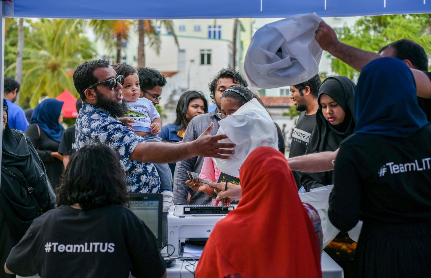 މޯލްޑިވްސް ބްރޯޑްކާސްޓް އެވޯޑުގެ ޕްރީ ޝޯއަށް ޒިޔާރަތްކުރި ފަރާތްތަކަށް ލިޓަސް އިން ހިލޭ ހެލްމެޓު ބަހަނީ: ގިނަ އަދަދެއްގެ ބަޔަކު ހެލްމެޓް ގެންދިޔަ -- ފޮޓޯ: ފަޔާޒު މޫސާ | މިހާރު