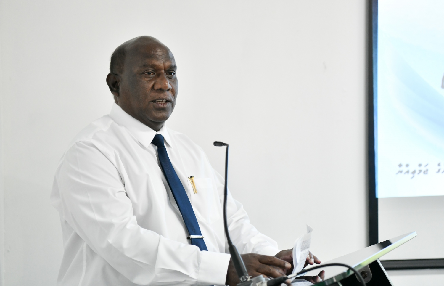 އަބްދުﷲ، މިއަދުގެ ރަސްމިއްޔާތުގައި ވާހަކަ ދައްކަވަނީ.---ފޮޓޯ: ނިޝާން އަލީ| މިހާރު