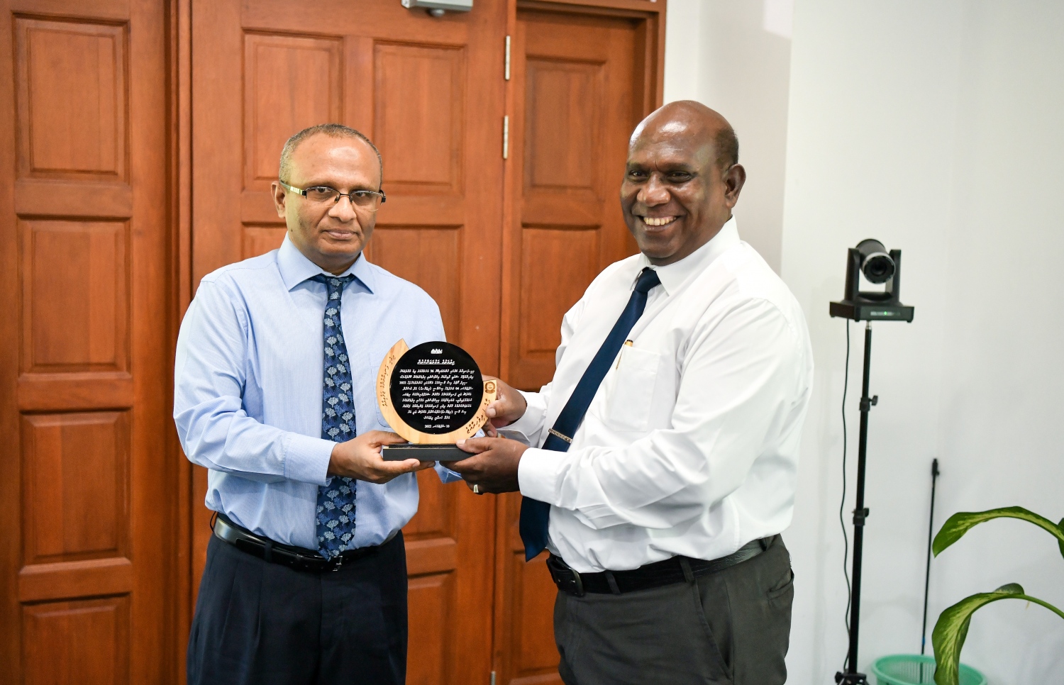 ފަނޑިޔާރުކަމުން ރިޓަޔާ ކުރެއްވި ސިވިލް ކޯޓުގެ ކުރީގެ ގާޒީ އަބްދުﷲ އަލީ އަށް، ފަނޑިޔާރުންގެ ޖަމިއްޔާގެ ރައީސް އަދި ސުޕްރީމް ކޯޓުގެ ފަނޑިޔާރު ސުއޫދު ހަނދާނީ ފިލައެއް އިއްޔެ ދެއްވަނީ.---ފޮޓޯ: ނިޝާން އަލީ| މިހާރު