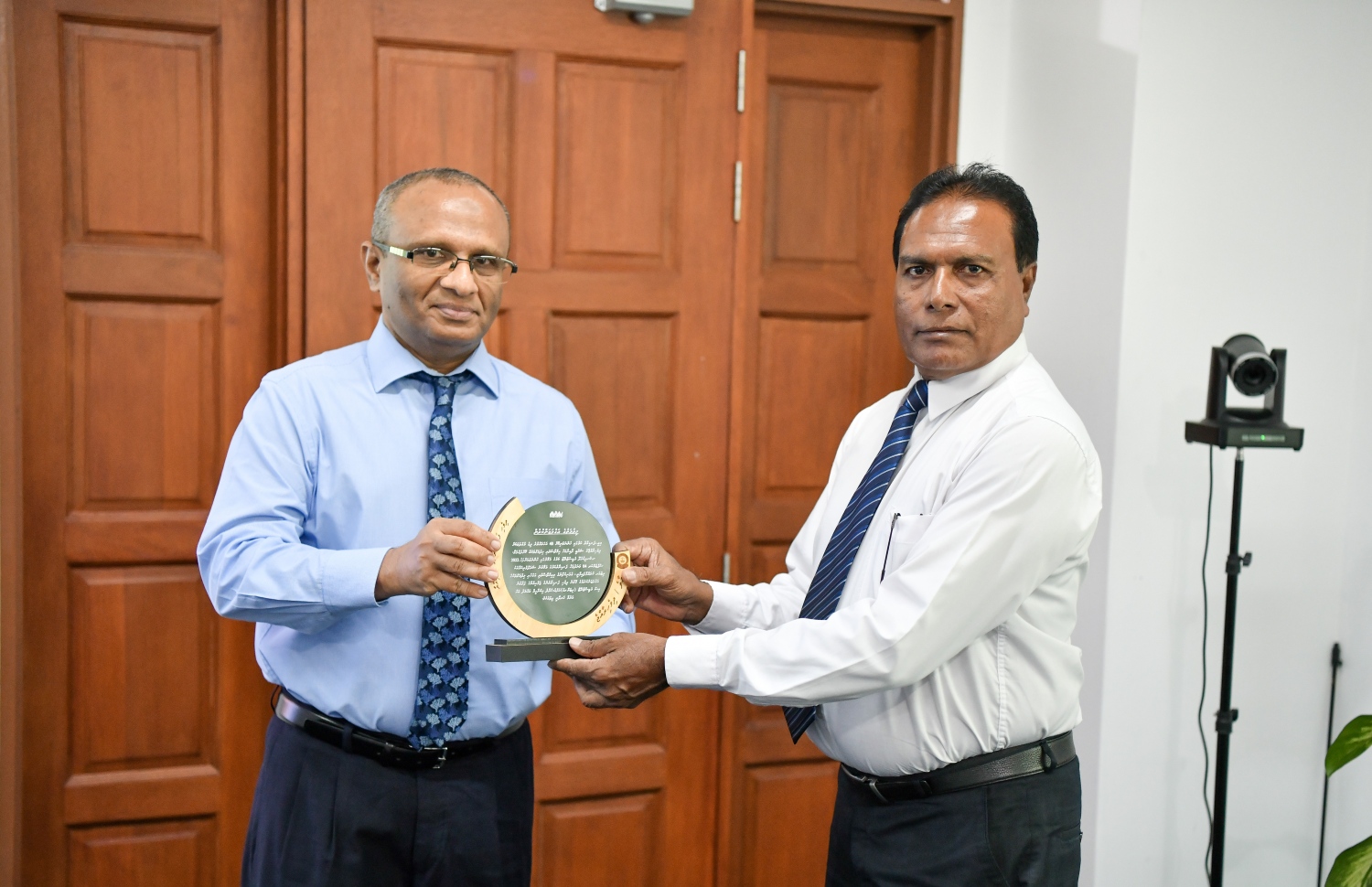 ކެނދިކުޅުދޫގެ އިސް މެޖިސްޓްރޭޓް އިބްރާހިމް އަހުމަދަށް، ސުޕްރީމް ކޯޓުގެ ފަނޑިޔާރު އަދި ފަނޑިޔާރުންގެ ޖަމިއްޔާގެ ރައީސް ސުއޫދު ހަނދާނީ ފިލާ މިއަދު ދެއްވަނީ.---ފޮޓޯ: ނިޝާން އަލީ| މިހާރު