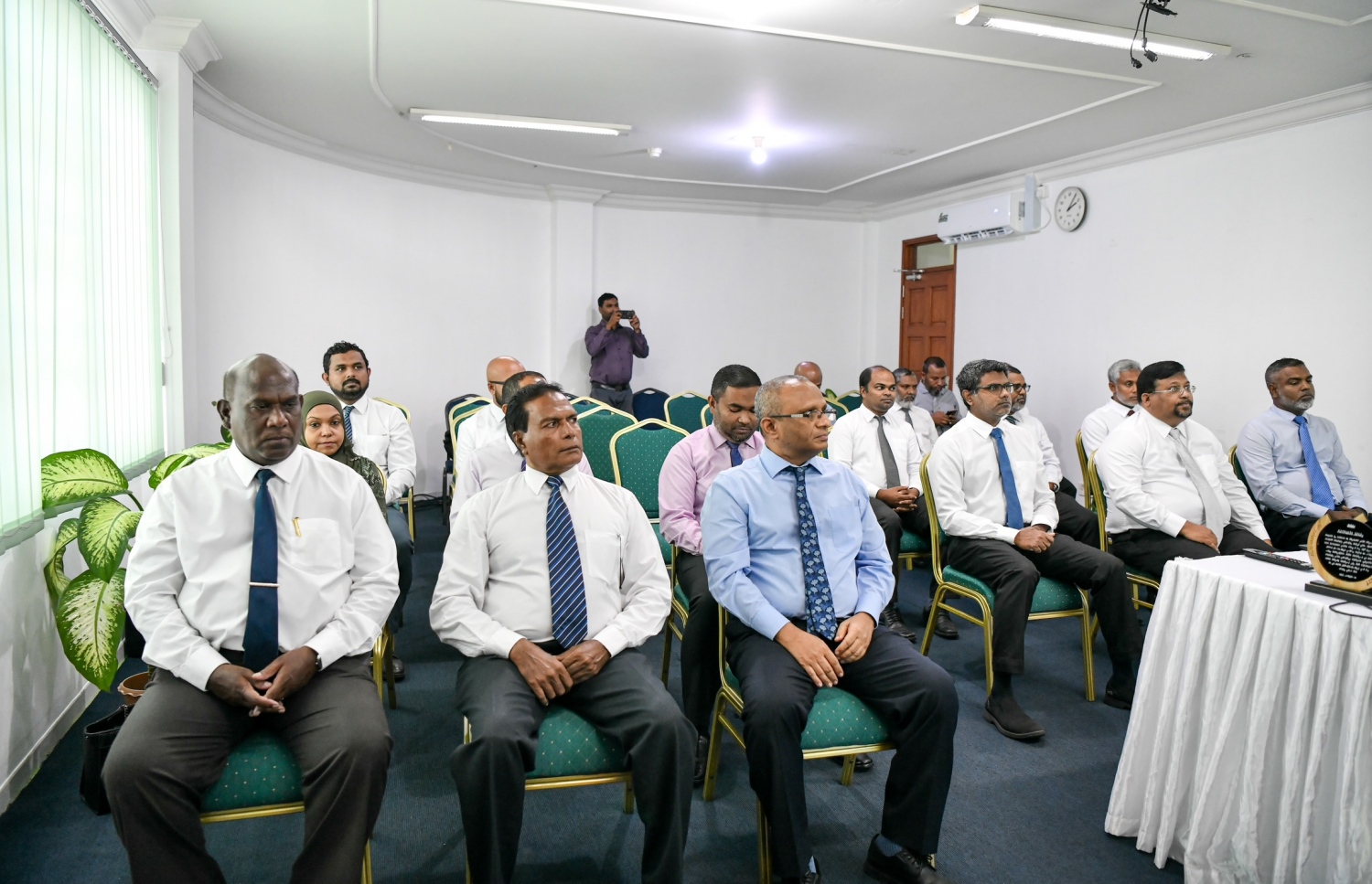 ޝަރުއީ ދާއިރާ އިން ރިޓަޔާ ކުރެއްވި ސިވިލް ކޯޓުގެ ކުރީގެ ގާޒީ އަބްދުﷲ އަލީ އާއި ކެނދިކުޅުދޫ މެޖިސްޓްރޭޓް ކޯޓުގެ ގާޒީ އިބްރާހިމް އަހުމަދު އަދި ސުޕްރީމް ކޯޓުގެ ފަނޑިޔާރު ސުއޫދު އިއްޔެގެ ރަސްމިއްޔާތުގައި.---ފޮޓޯ: ނިޝާން އަލީ| މިހާރު