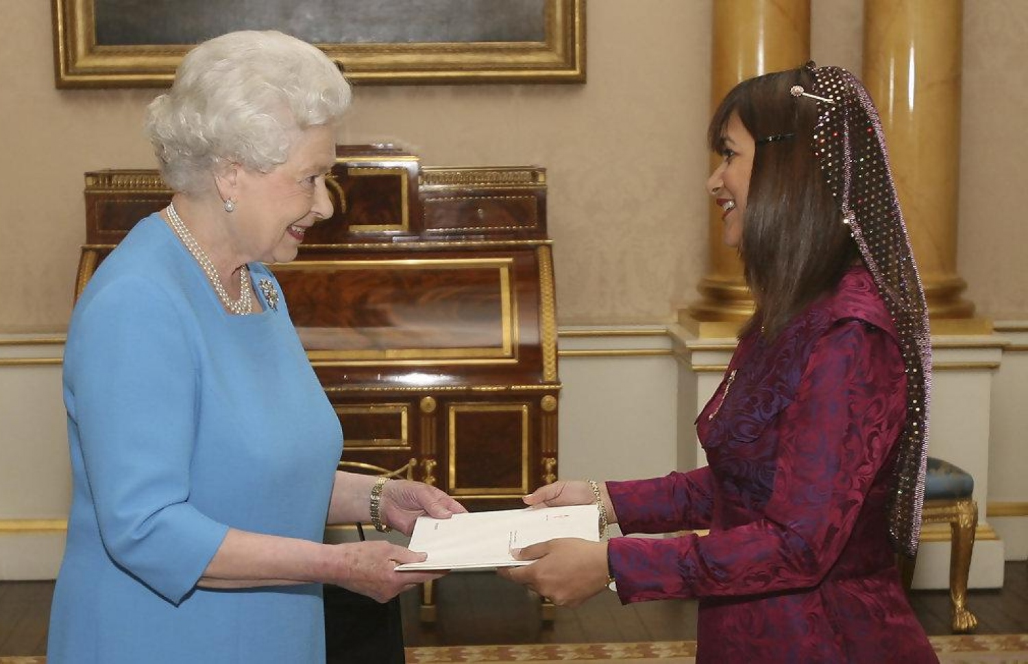 ފަރަހަނާޒްގެ ފަތްކޮޅު 2009 ގައި އިނގިރޭސި ރާނީއަށް އަރުވަނީ.