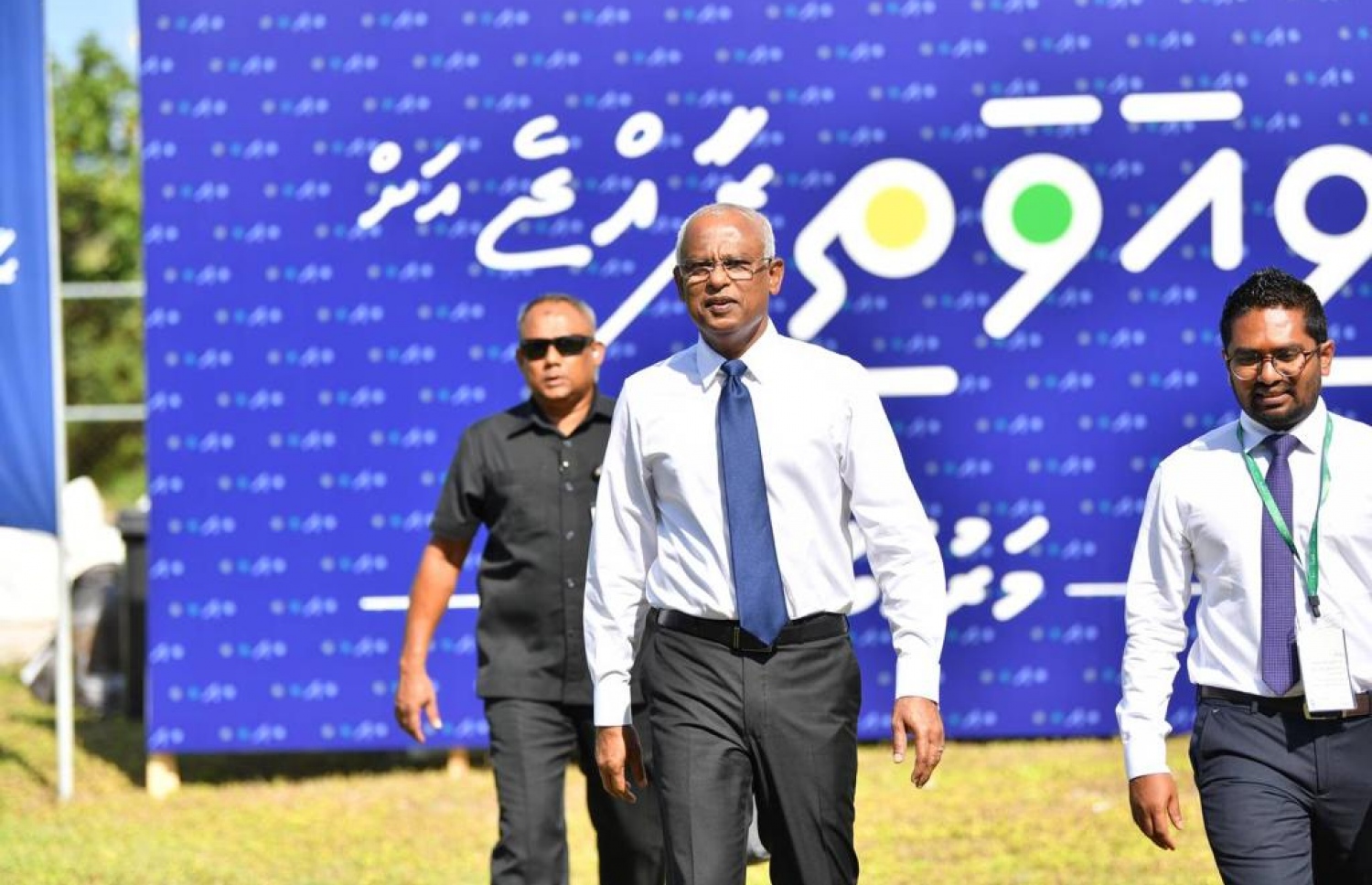 ލ. ގަމުގައި ކުރިއަށްގެންދިޔަ "ވިއަވަތި" ކޮންފަރެންސް ފެށުމުގެ ރަސްމިއްޔާތުގައި ބައިވެރިވެވަޑައިގަތުމަށް ރައީސް ވަޑައިގަންނަވަނީ.-- ފޮޓޯ: ރައީސް އޮފީސް