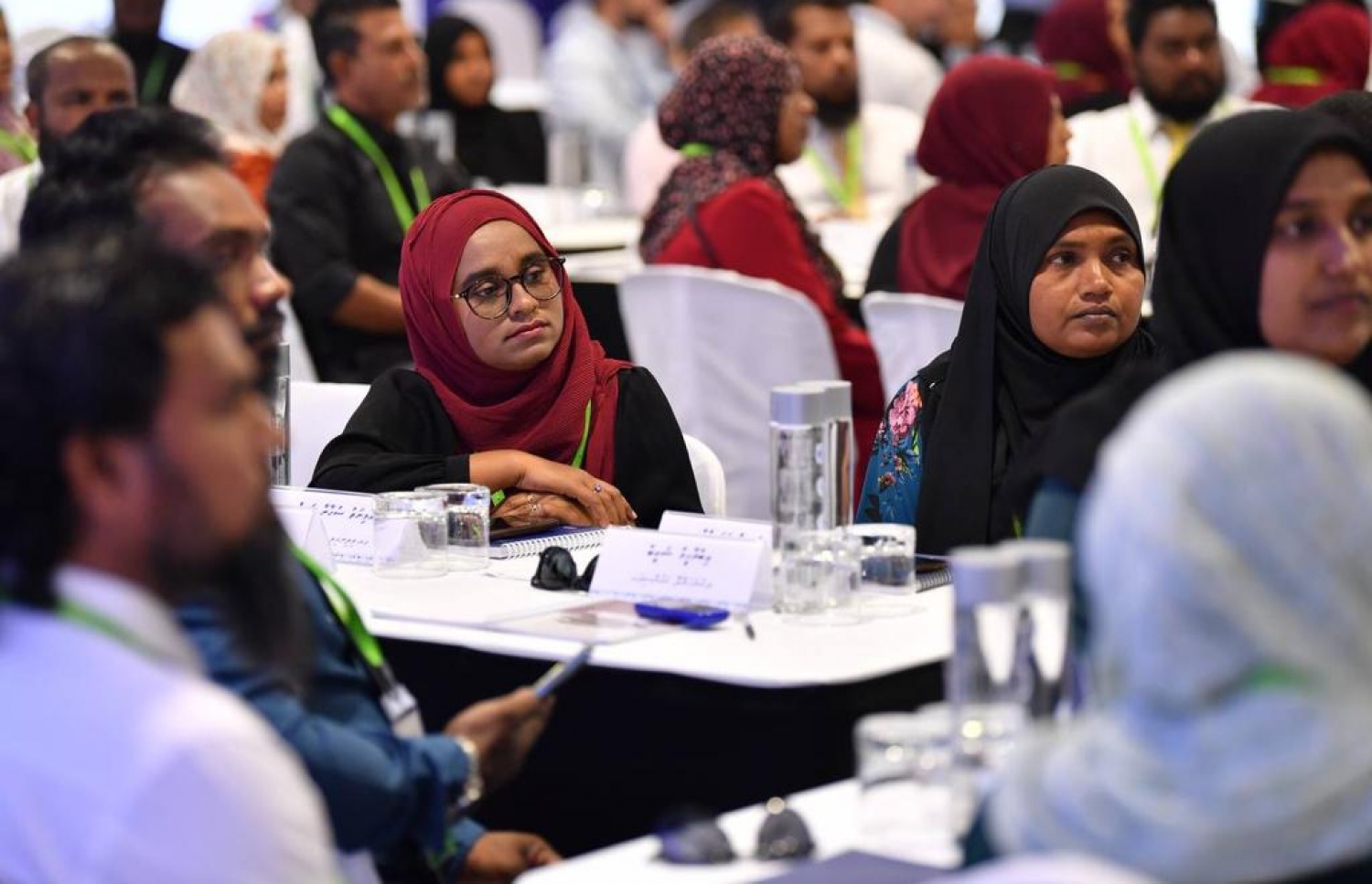 ލ. ގަމުގައި ކުރިއަށްގެންދާ "ވިއަވަތި" ކޮންފަރެންސް ފެށުމުގެ ރަސްމިއްޔާތުގައި އަންހެނުން ކޮމިޓީގެ ރައީސުންތަކެއް ބައިވެރިވަނީ.-- ފޮޓޯ: ރައީސް އޮފީސް