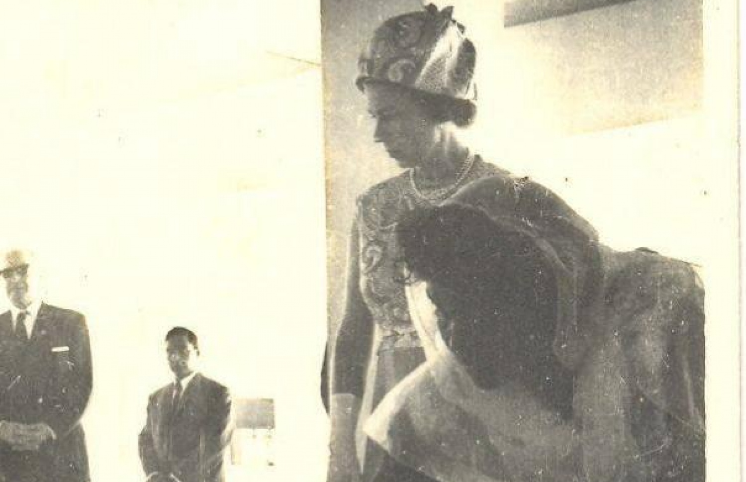 ރާނީ ރާއްޖޭގައި: އެކަމަނާ ރާއްޖެވަޑައިގަތީ ދެކުނު އިރުމަތީ އޭޝިއާ އާއި އެފްރިކާގެ ގައުމުތަކަށް ކުރެއްވި ދަތުރުފުޅުގެ ފުރަތަމަ މަންޒިލެއްގެ ގޮތުގައި.