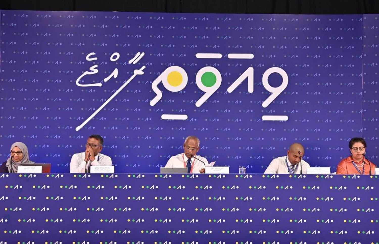 ވިޔަވަތި ކޮންފަރެންސްގައި ރައީސް އިބްރާހިމް މުހައްމަދު ސޯލިހާއި އޭރުގެ ބައެއް މިނިސްޓަރުން ބައިވެރިވަނީ: އެމަނިކުފާނު އޭރު ވަނީ އަތޮޅު ފިހާރަތަކުގެ ކުލި އެއްކޮށް ކައުންސިލްތަކަށް ދޭން ނިންމަވާފައި. -- ފޮޓޯ | ރައީސް އޮފީސް