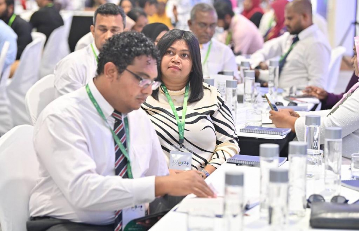 ލ. ގަމުގައި މިއަދު ފެށި ވިއަވަތި ކޮންފަރެންސްގައި ބައިވެރިވެވަޑައިގެންނެވި ބައެއް ބޭފުޅުން.-- ފޮޓޯ: ރައީސް އޮފީސް