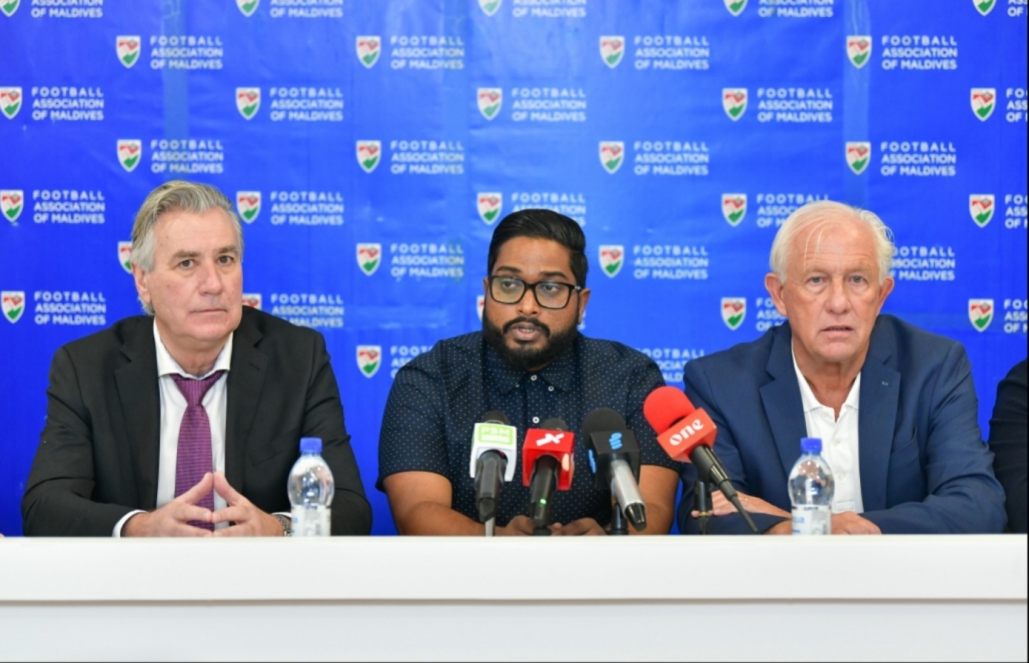 ކޫޕްމަން އާއި އެފްއޭއެމްގެ ރައީސް ބައްސާމް އަދި ރެނޭ ހިޑިންކް ދެ ކޯޗުންނަށް ވެސް ބަދަލު ދޭޏް އެފްއޭއެމް އަށް ޖެހުނު --- ފައިލް ފޮޓޯ: މިހާރު