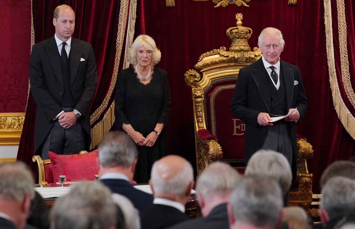 ސެޕްޓެމްބަރ 10، 2022؛ އިނގިރޭސި ވިލާތުގެ ރަސްގެފާނު ޗާލްސް ތިނެއް، ރަސްމީކޮށް މަގާމާ ހަވާލުވެވަޑައިގަތުމުގެ ރަސްމިއްޔާތުގައި، އަރިހުގައި އަނބިކަނބަލުން ކެމީލާ (މ) އާއި ދަރިކަލުން އަދި ވަލީ އަހުދު އަމީރު ވިލިއަމް