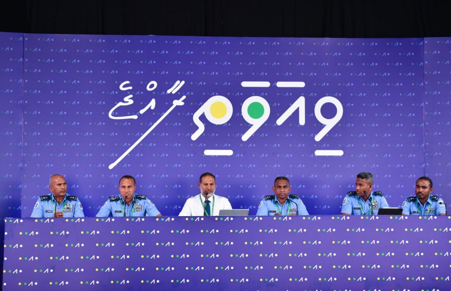 ވިއަވަތި ކޮންފަރެންސްގައި ފުލުހުން ޕްރެސް ކޮންފަރެންސް ދެނީ.-- ފޮޓޯ: ރައީސް އޮފީސް