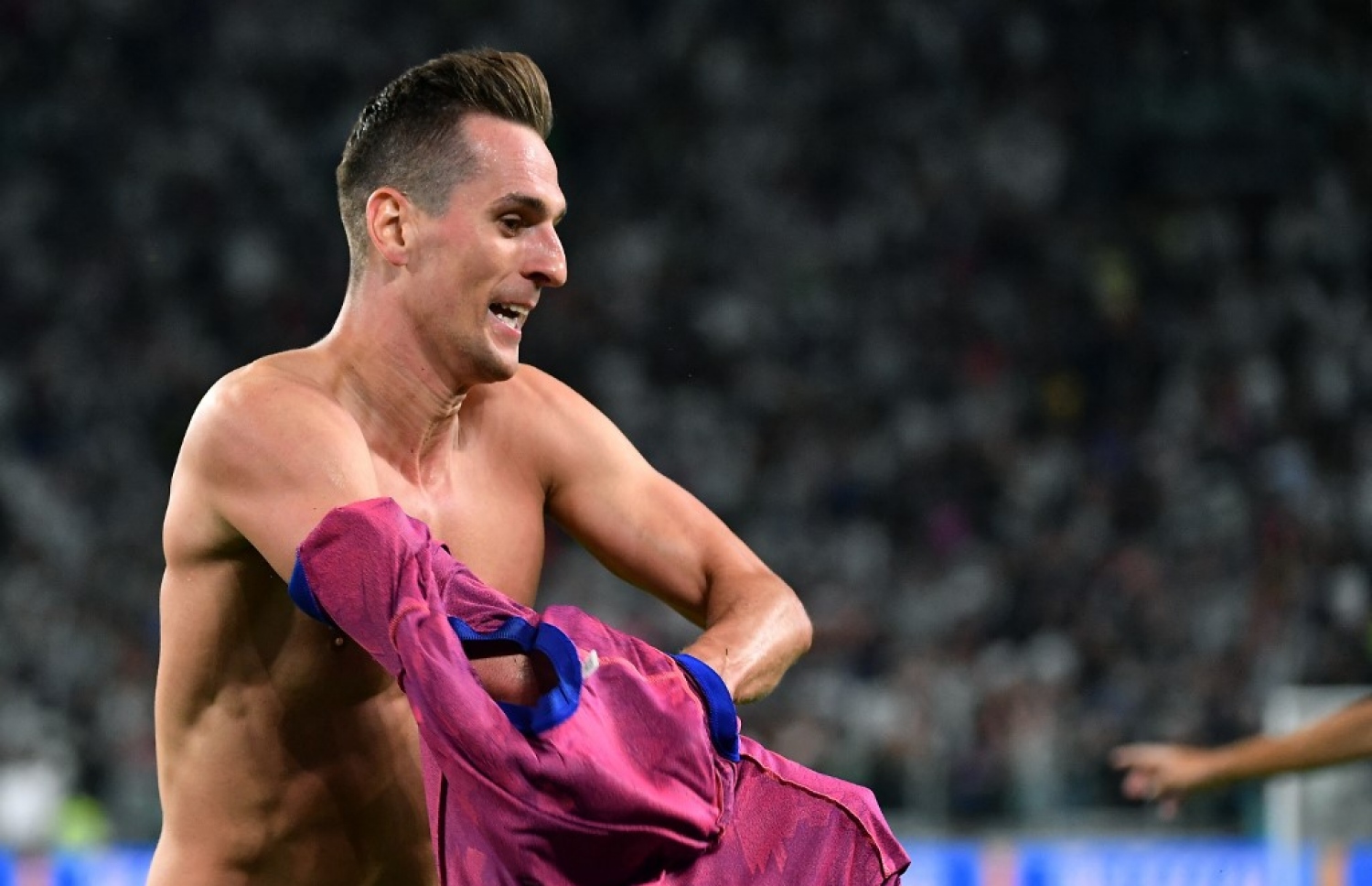 މިލިކް، ޔުވެންޓަސް އަށް ލީޑު ނަގައިދޭޏް ލަނޑު ޖެހުމަށް ފަހު އުފާފާޅުކުރަނީ.-- ފޮޓޯ: އޭއެފްޕީ