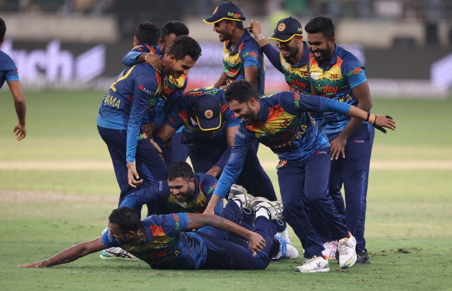 ފައިނަލް މެޗުގެ ދެވަނަ އިނިންސްގެ ފަހު ބޯޅައިން ޕާކިސްތާނުގެ އެންމެ ފަހު ކުޅުންތެރިޔާ ނުބައިކޮށްލުމަށް ފަހު ލަންކާގެ ކުޅުންތެރިން އުފާފާޅުކުރަނީ.-- ފޮޓޯ: އޭއެފްޕީ