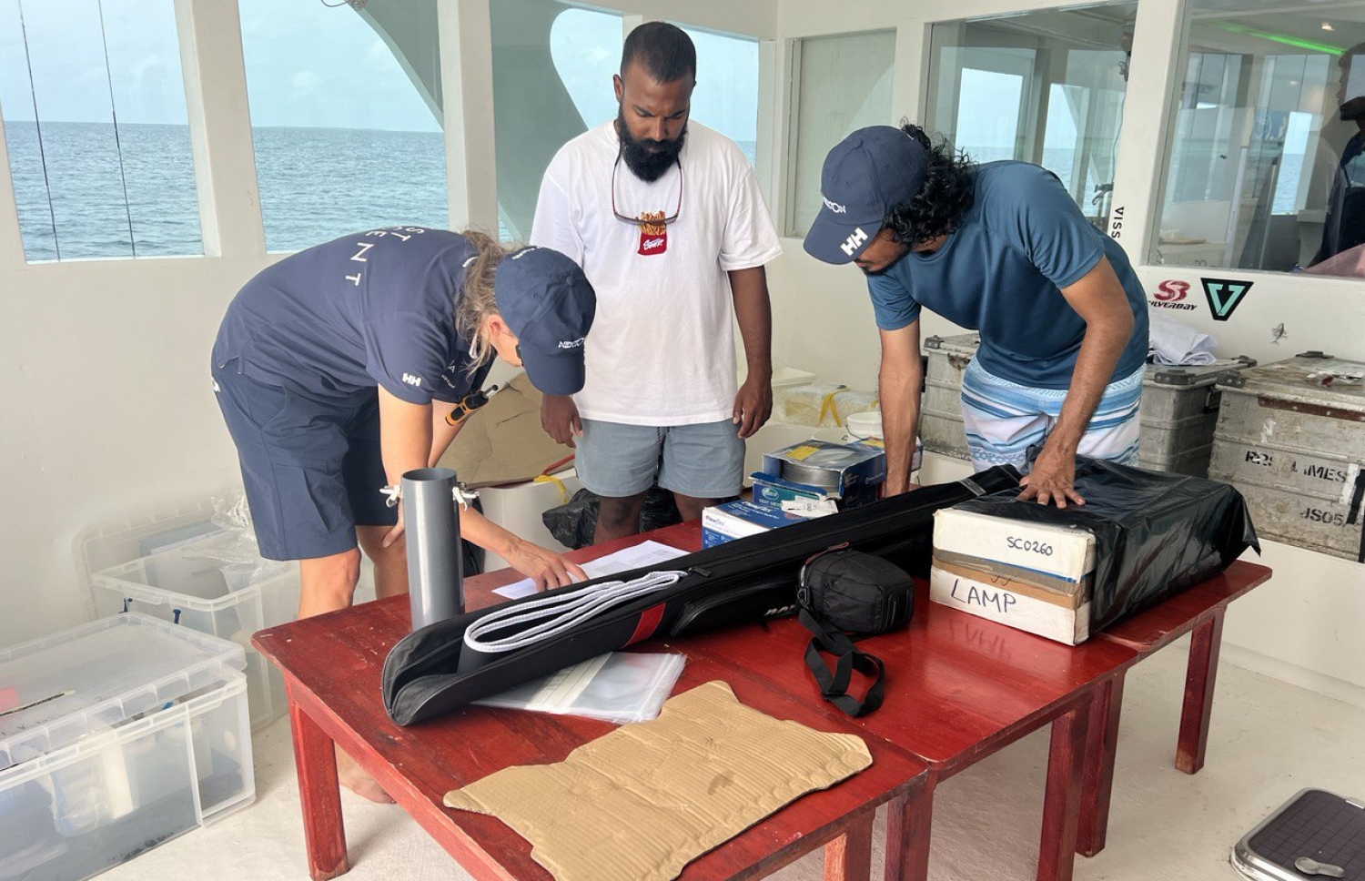 ކަނޑުގެ ބޮޑު ދިރާސާގެ "ނޮލެޖް އެކްސްޖޭންޖް އެކްސްޕެޑިޝަން"ގައި ބައިވެރިވާ ބައެއް ސައިންސްވެރިން ސާވޭގެ ބައެއް މަސައްކަތް ކުރަނީ -- ފޮޓޯ: މިހާރު